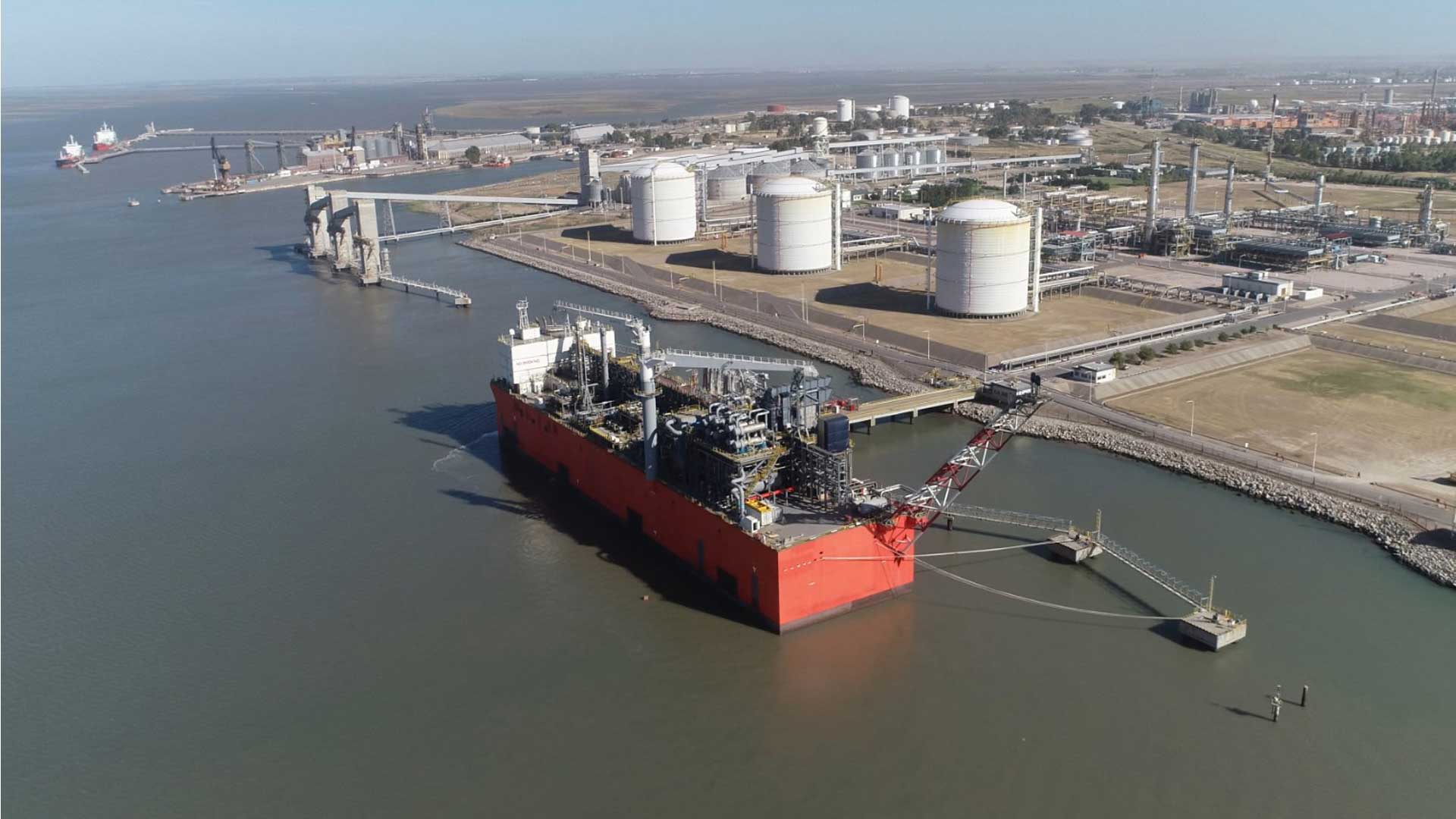 Barcaza de licuefacción Tango FLNG en el puerto de Bahia Blanca. Foto: Archivo DEF.