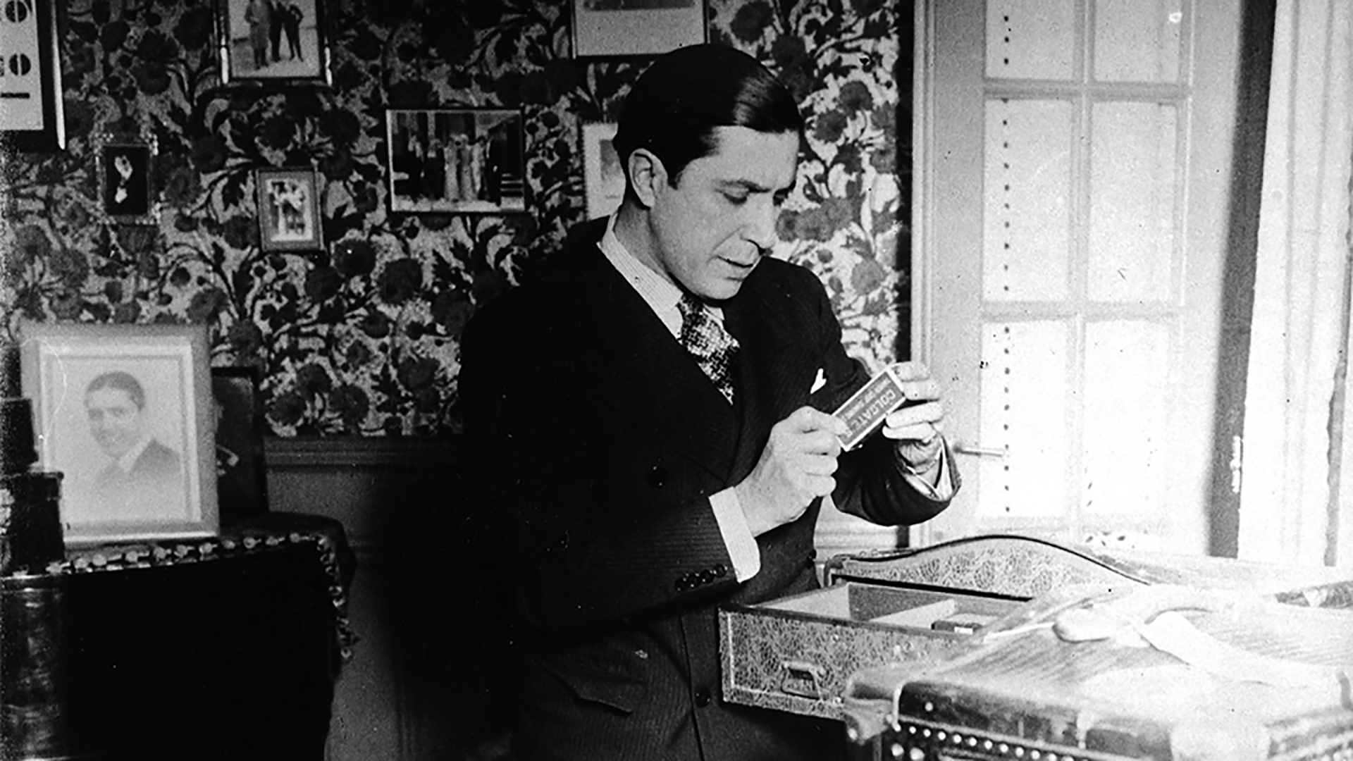 Carlos Gardel junto a sus pertenencias en la casa del barrio del Abasto. Fue tal el amor que tuvo por la vivienda que grabó la dirección en una pulsera que llevó hasta el momento de su muerte. (Archivo Museo Casa Carlos Gardel)