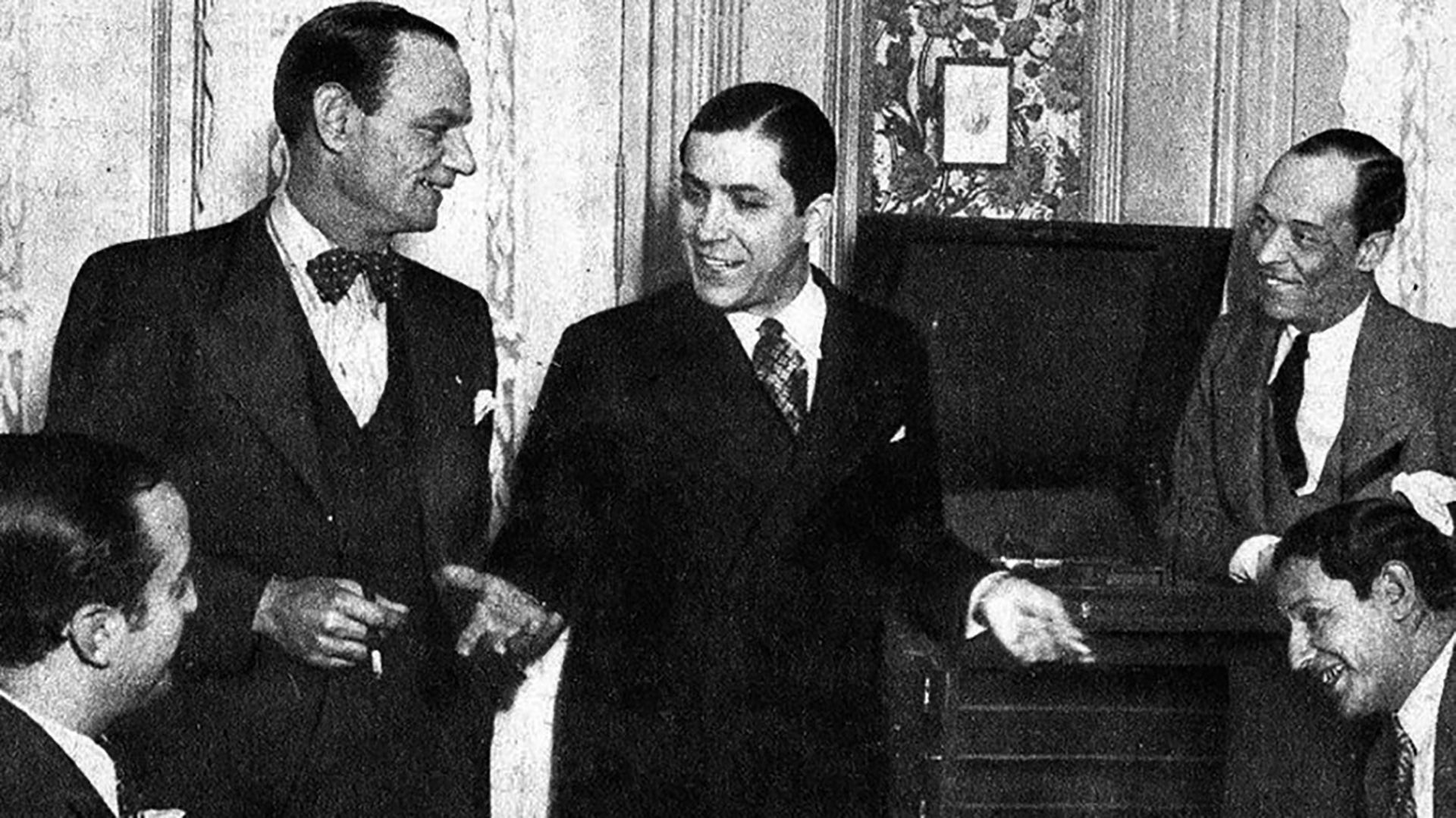 Carlos Gardel al lado de sus amigos, seguramente compartiendo alguna divertida anécdota. (Archivo Museo Casa Carlos Gardel)
