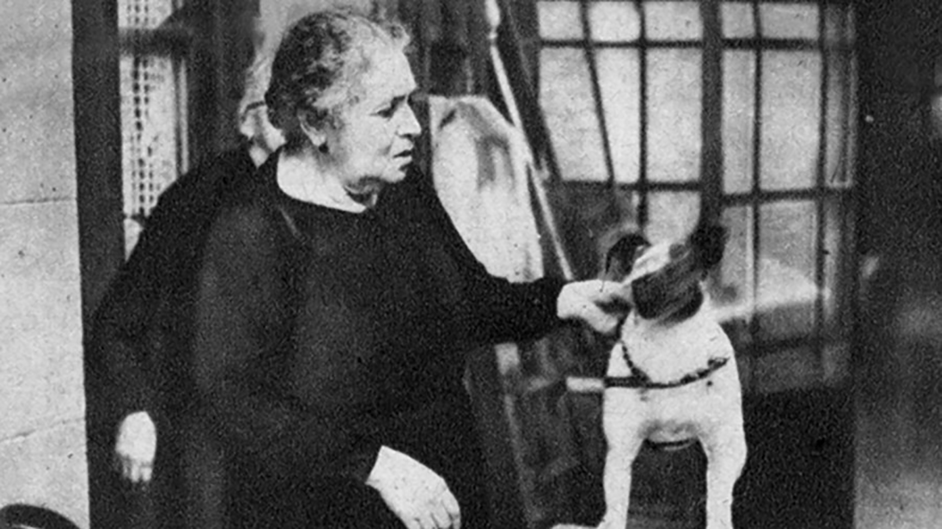 Berta juega con el perro con el que compartió sus años en la casa del Abasto. (Archivo Museo Casa Carlos Gardel)