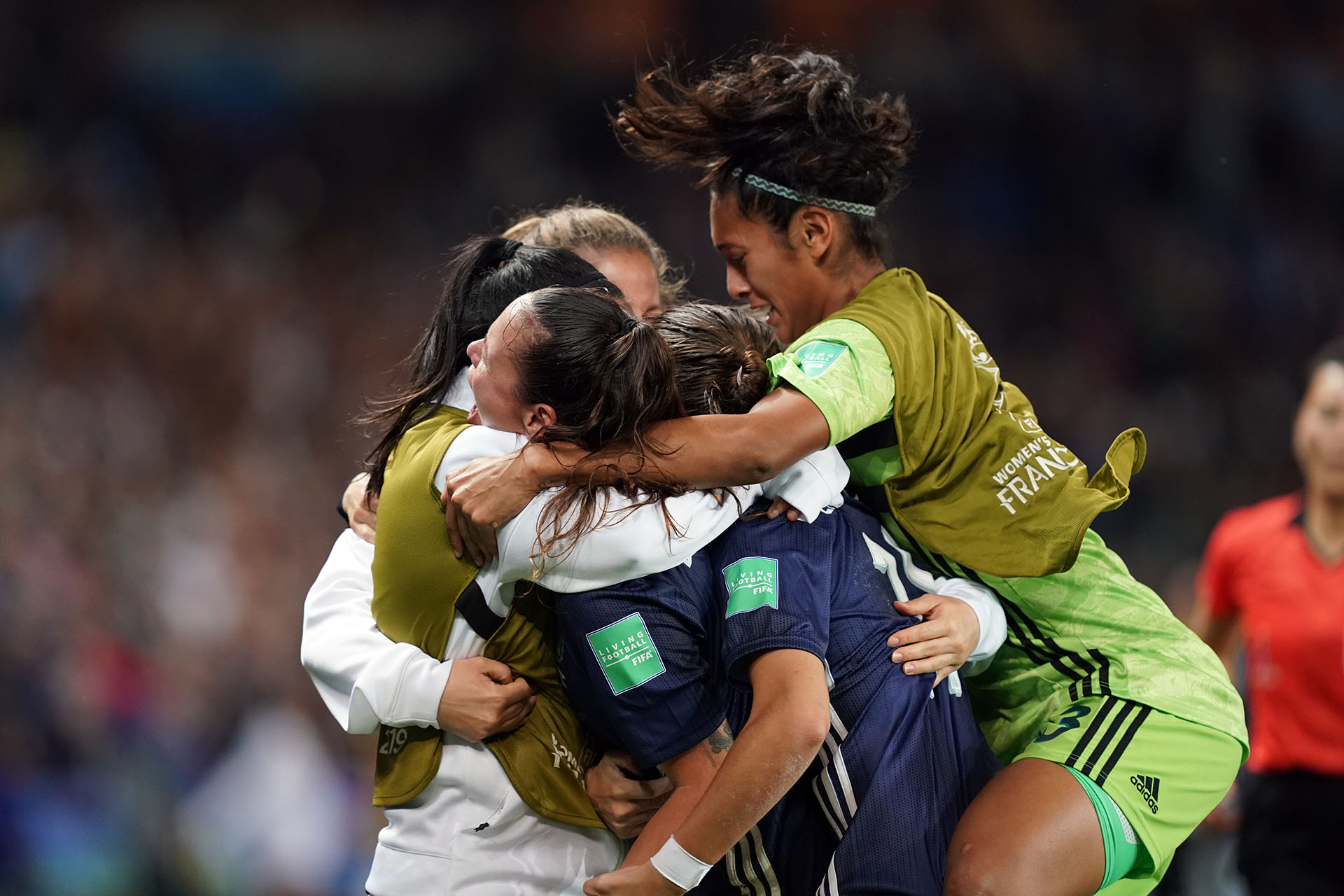 La jugadores argentinas se fundieron en un abrazo para celebrar el histórico resultado