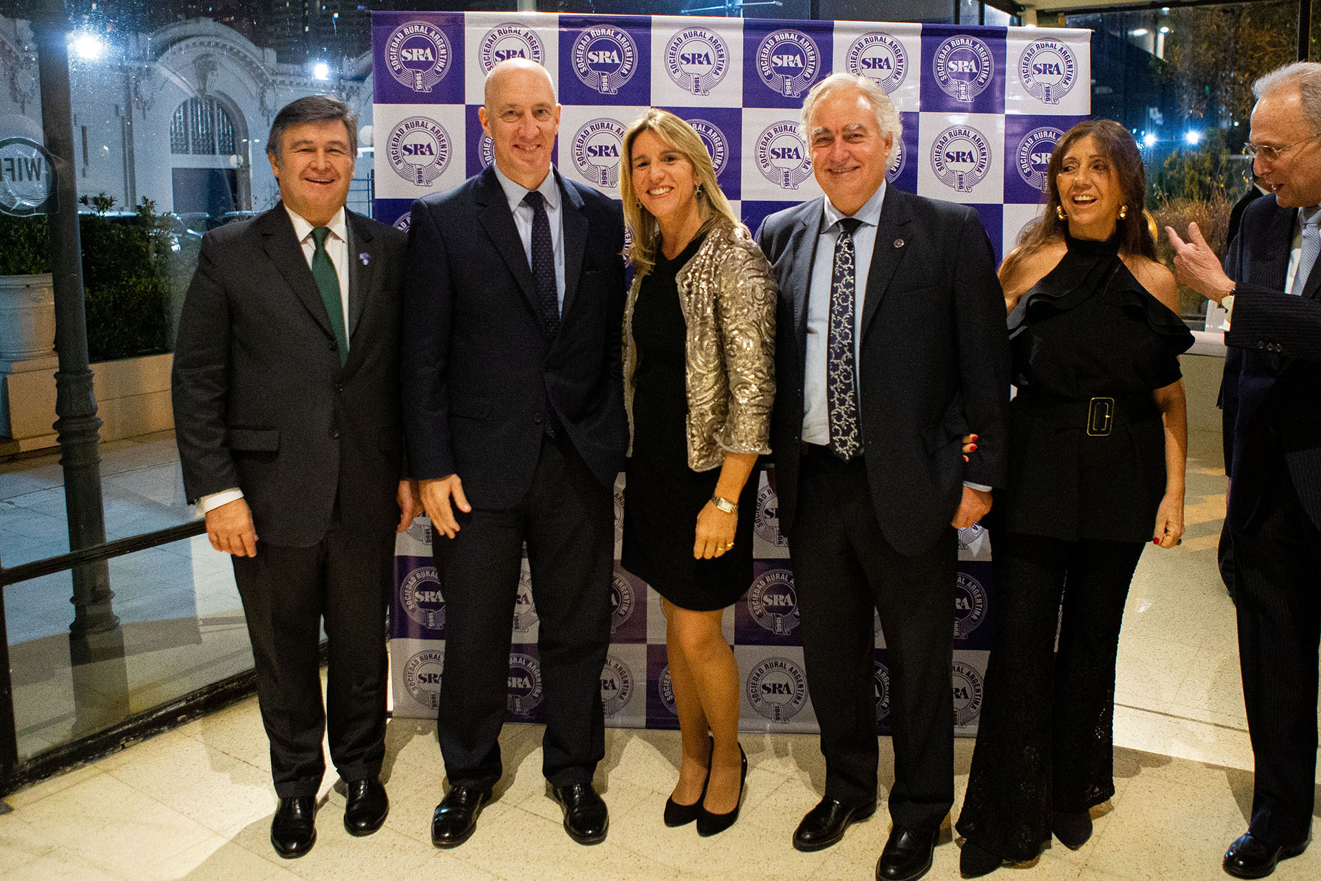 Daniel Pelegrina, presidente de la SRA; su mujer Catalina Velasco Suárez; Mark Kent, embajador británico en nuestro país; Carlos Vaquer, vicepresidente 2º y director de Prensa; su mujer Pimpi Smith; y Juan José Grigera Naón, secretario
