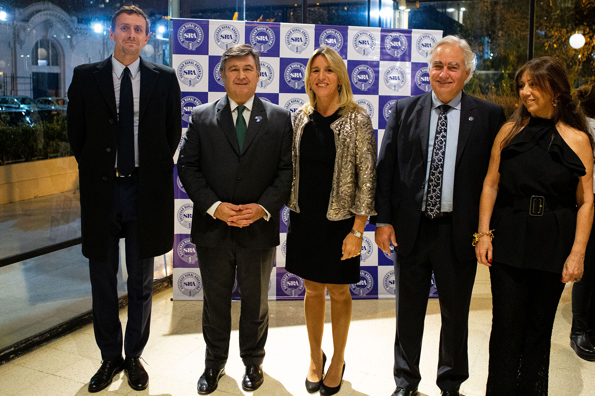 Daniel Pelegrina y Catalina Velasco Suárez, Carlos Vaquer y Pimpi Smith junto a Michal Swietlik, cónsul de Polonia
