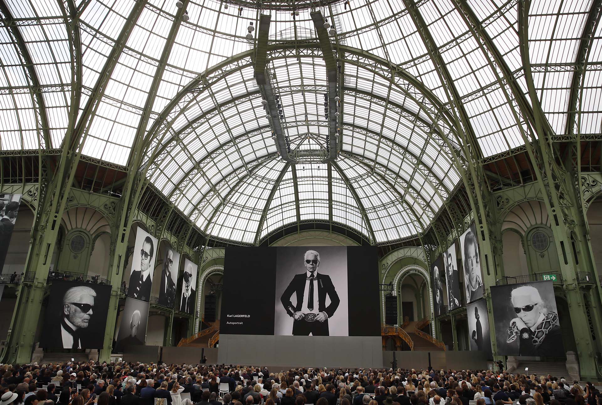 Las fotos en blanco y negro de las pantallas gigantes, unos retratos del diseñador alemán tomadas por la reconocida fotógrafa Annie Leibovitz en el centro del Grand Palais