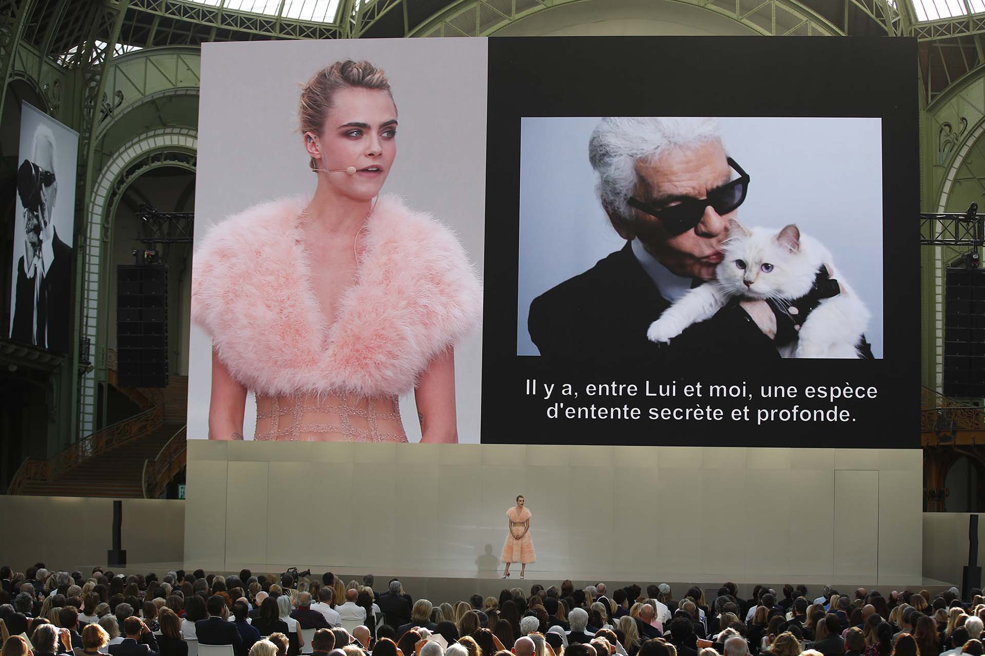 Cara Delevingne, una de las musas preferidas de Karl Lagerfeld durante años para Chanel, se paró frente a los 2.500 invitados al homenaje con un vestido rosa y dijo unas palabras recordando al diseñador.