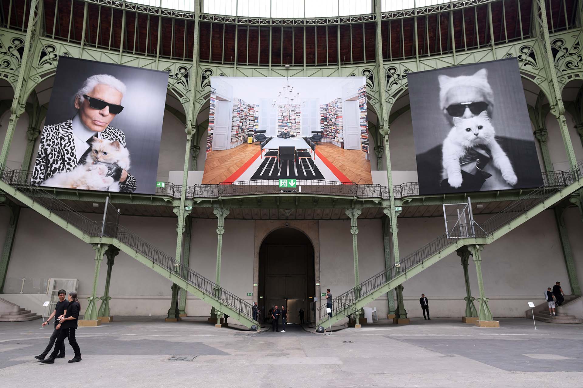 Las fotos con su gata Choupette no faltaron como decoración en el Grand Palais. Ella fue una de sus grandes compañeras de vida
