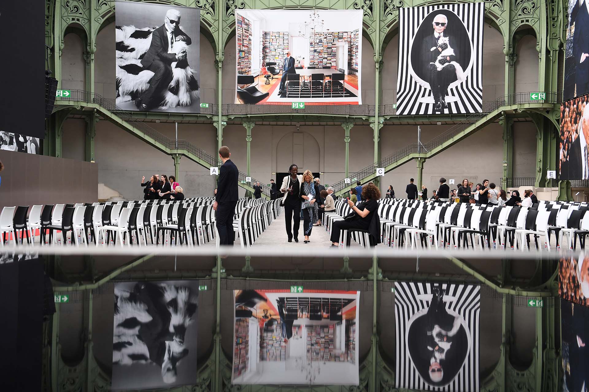 En el decorado del Grand Palais no faltó ningún detalle. Las sillas blancas y negras, los dos colores preferidos del káiser. En las columnas los mejores retratos de Lagerfeld durante los años como diseñador y director creativo de sus tres firmas, Karl Lagerfeld, Fendi y Chanel