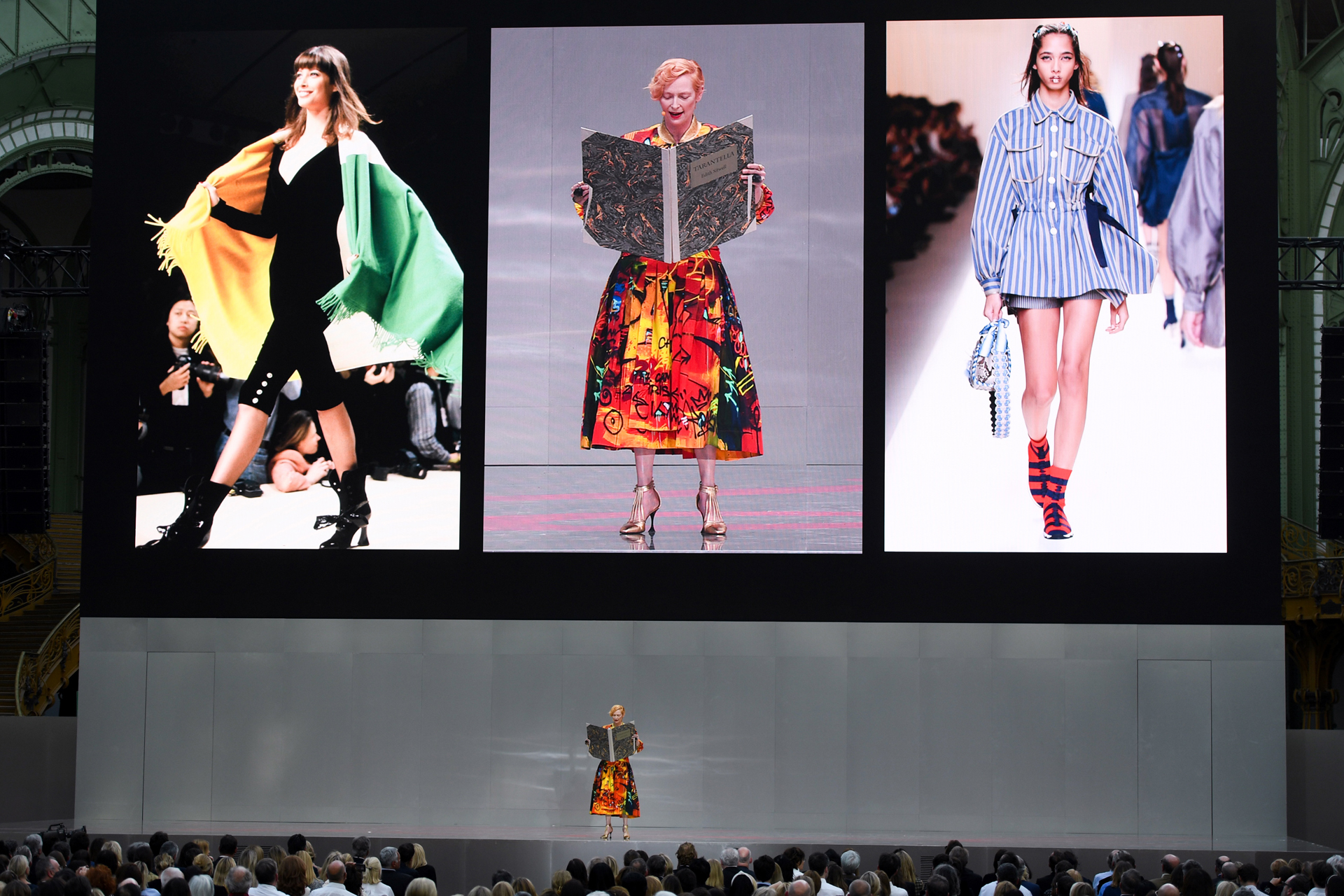 La actriz británica Tilda Swinton brindó un show en el homenaje a Lagerfeld mientras que en las pantallas pasaron los mejores desfiles de Chanel y Fendi