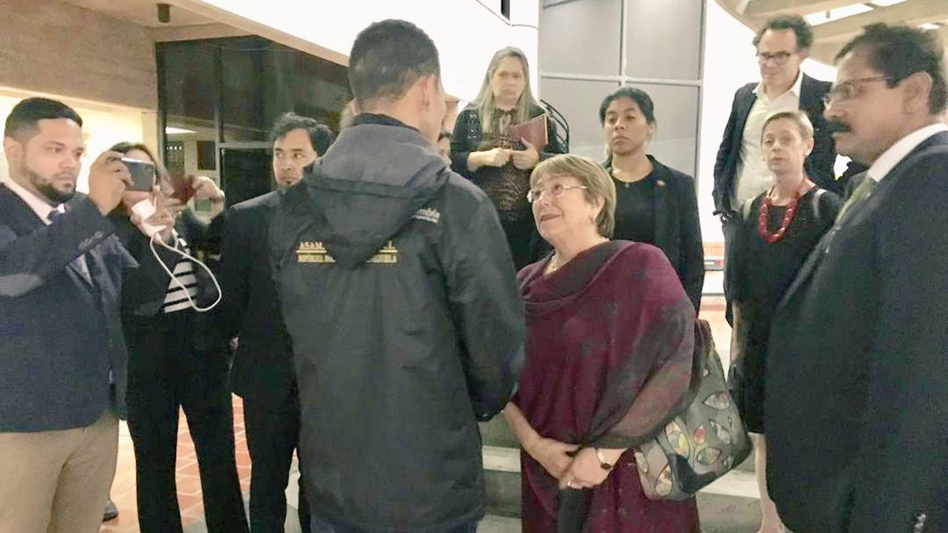 Bachelet conversó con el ex preso político Gilber Caro durante su visita a Caracas (@gilbercaro)