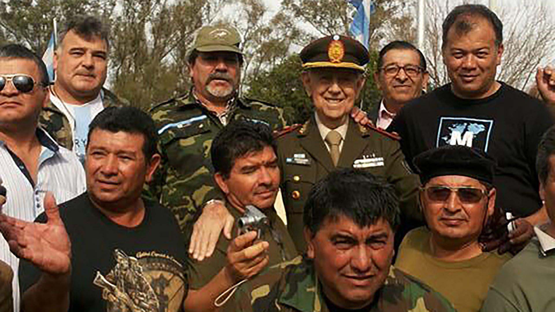 Hoy, Juan Ramón Magrabaña rodeado por sus soldados que reconocen “un jefe que se preocupaba por sus hombres”
