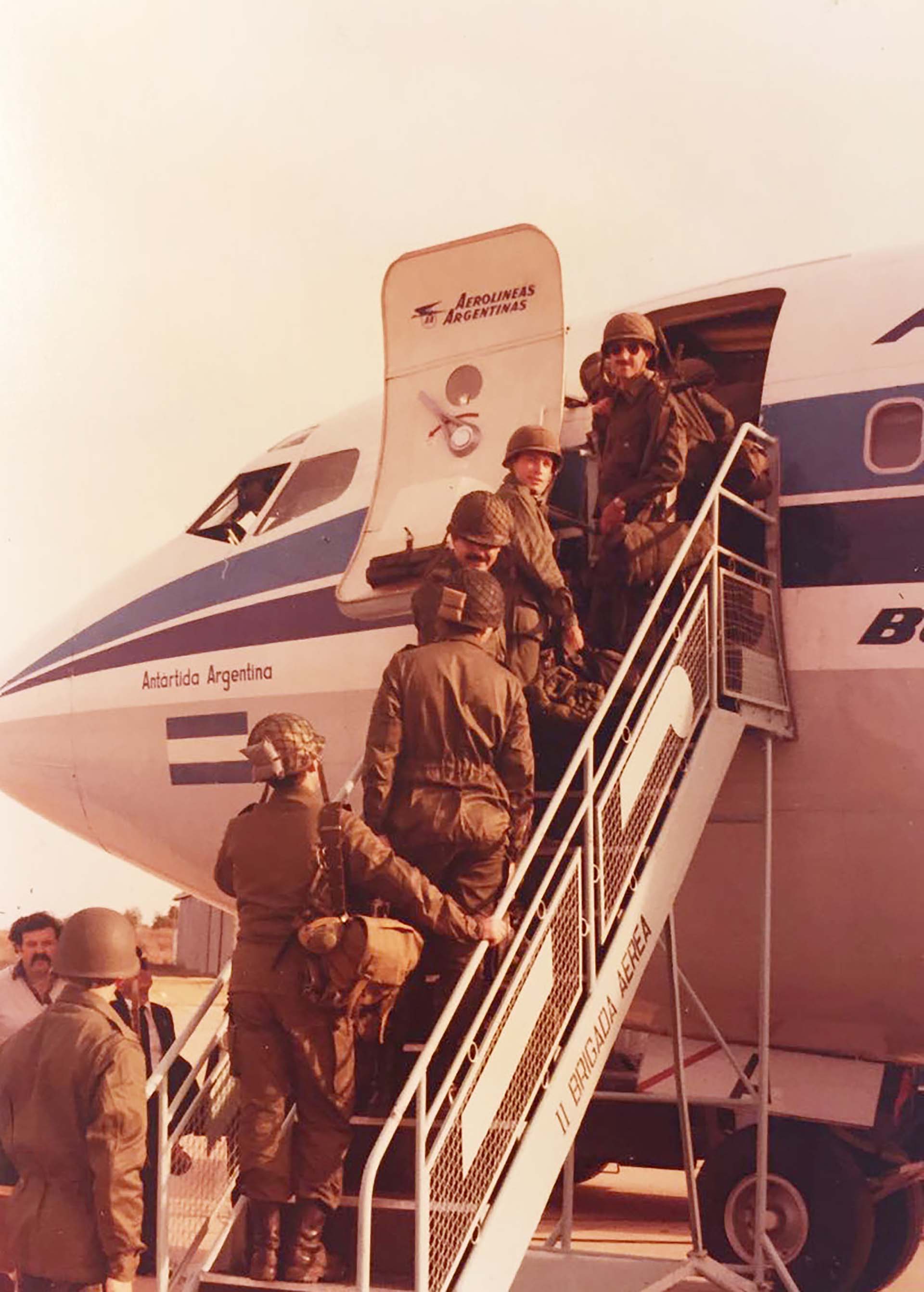 Los soldados del RI5 embarcando en Comodoro Rivadavia en el puente aéreo hacia Malvinas