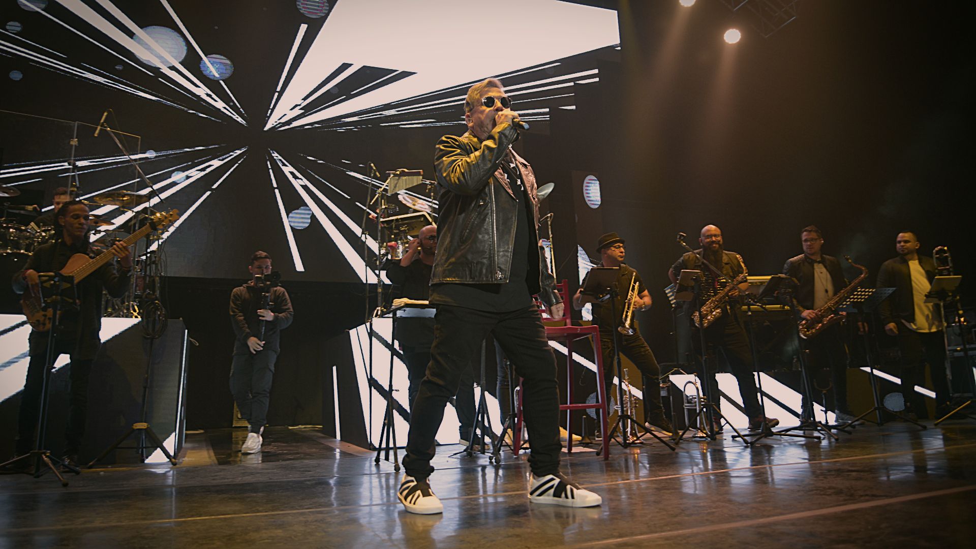 Ricardo Montaner este viernes, en un nuevo recital en el Luna Park. Se trató de un show de gran despliegue escénico, con 15 músicos y, también, momentos muy íntimos (Foto: Gustavo Gavotti)