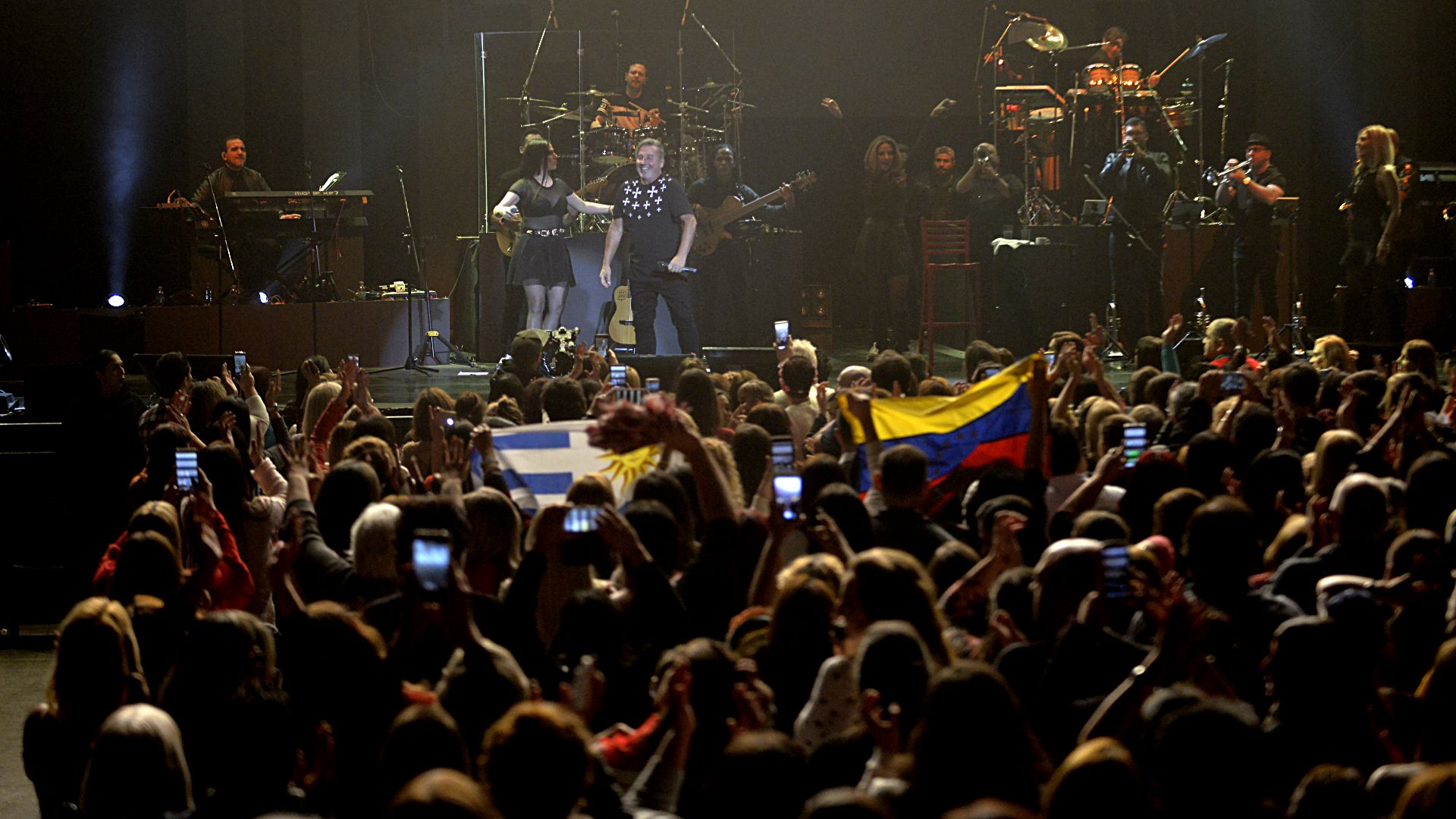 Entre el público, banderas argentinas, venezolanas y hasta uruguayas. Montaner nació en Valentín Alsina, formó su familia en Caracas, vive en Miami; es un poquito de todas partes, y de todos