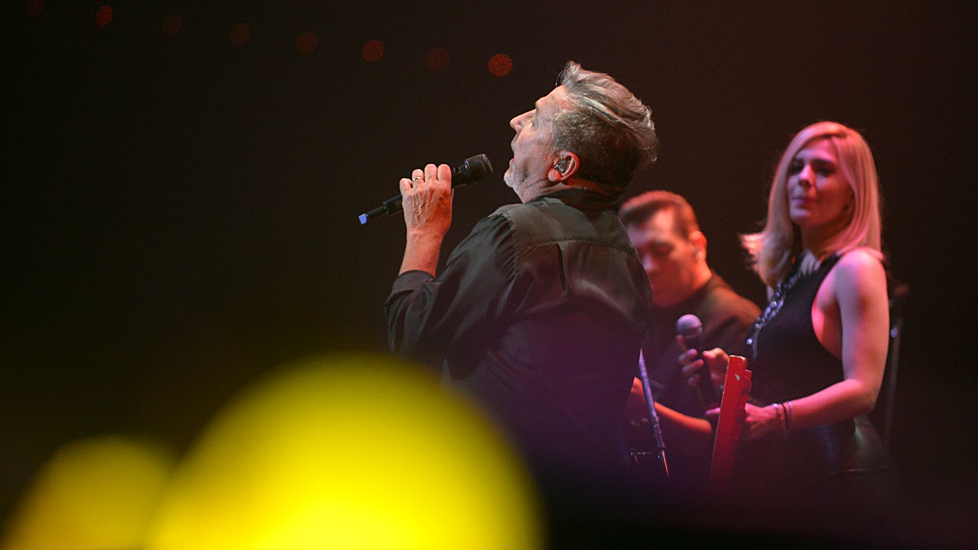 Montaner estuvo secundado por 15 músicos en escena