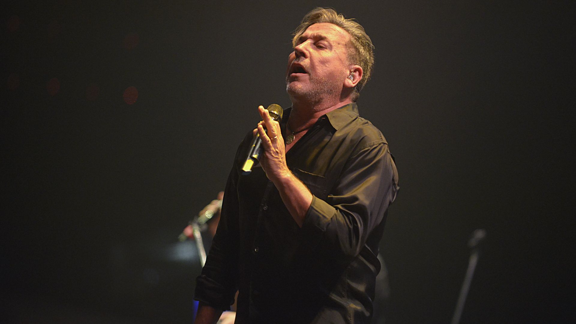 Ricardo Montaner, en el mítico Luna Park. Apareció en el escenario cuando la banda lanzó los primeros acordes de su hit “La chica del ascensor” (Fotos: Gustavo Gavotti)