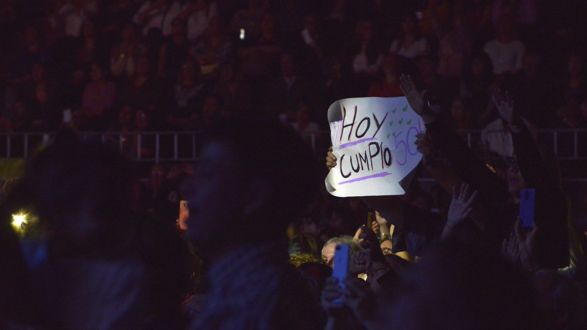 Entre el público, estuvo quien recibió un gran regalo de cumpleaños: ver en vivo a su gran ídolo