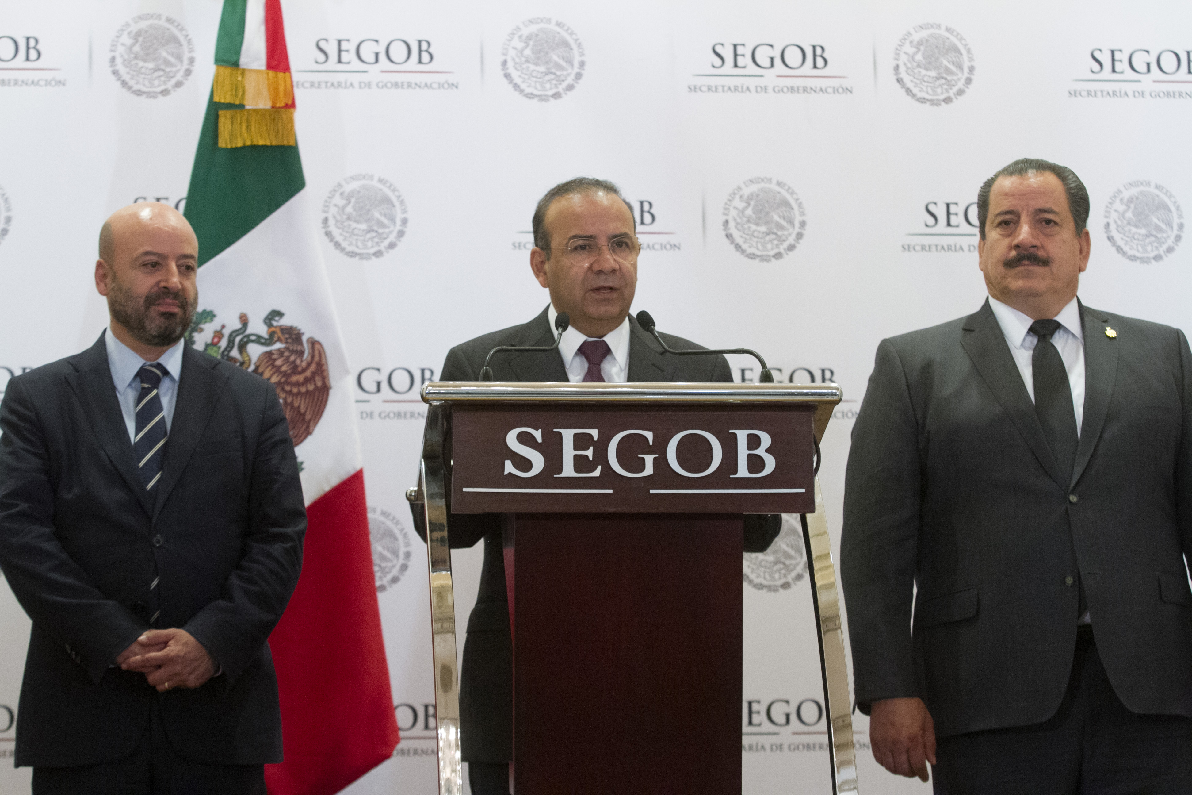 Renato Sales Heredia, Comisionado Nacional de Seguridad; Alfonso Navarrete Prida, secretario de Gobernación, y Raúl Sánchez Jiménez, fiscal general de Jalisco, ofrecieron una conferencia de prensa para dar a conocer la detención de uno de los responsables del asesinato de los estudiantes de cine; Javier Salomón Aceves Gastélum, Daniel Díaz y Marco Ávalos. El presunto responsable fue aprehendido en el Estado de México y reponde al nombre de Jonathan. (FOTO: MOISÉS PABLO /CUARTOSCURO)