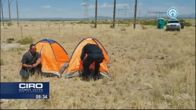El grupo de elementos de la Policía Federal optó por dormir en casas de campaña ante las deplorables condiciones (Foto: Ciro Gómez Leyva) 