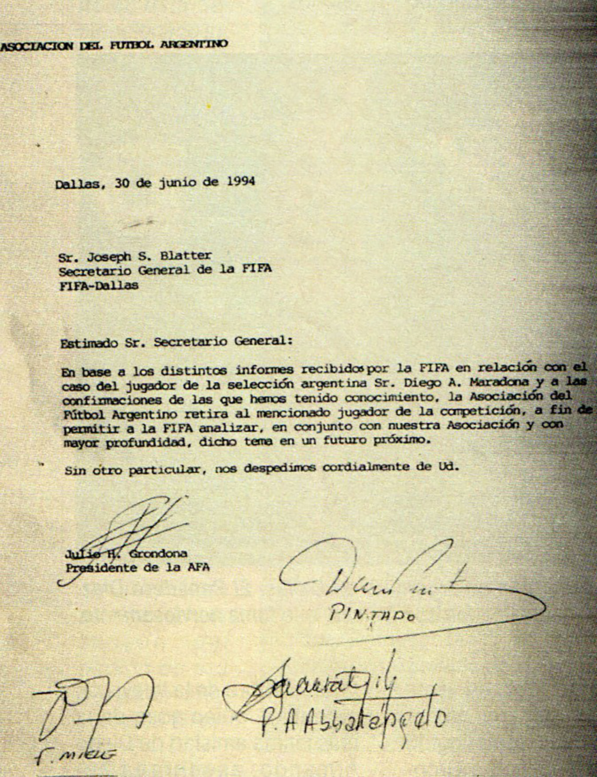 Nota presentada por la AFA ante la FIFA informando la exclusión de Diego Maradona