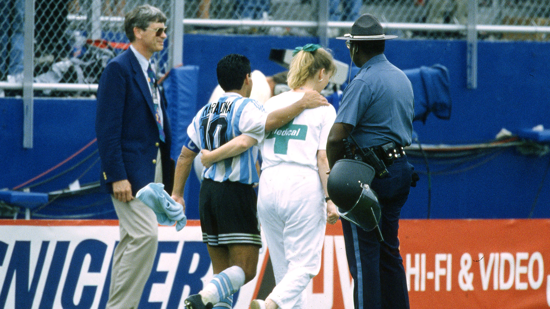 La enfermera abraza a Maradona y se dirigen hacia la sala donde el 10 daría su muestra de orina (Grosby)