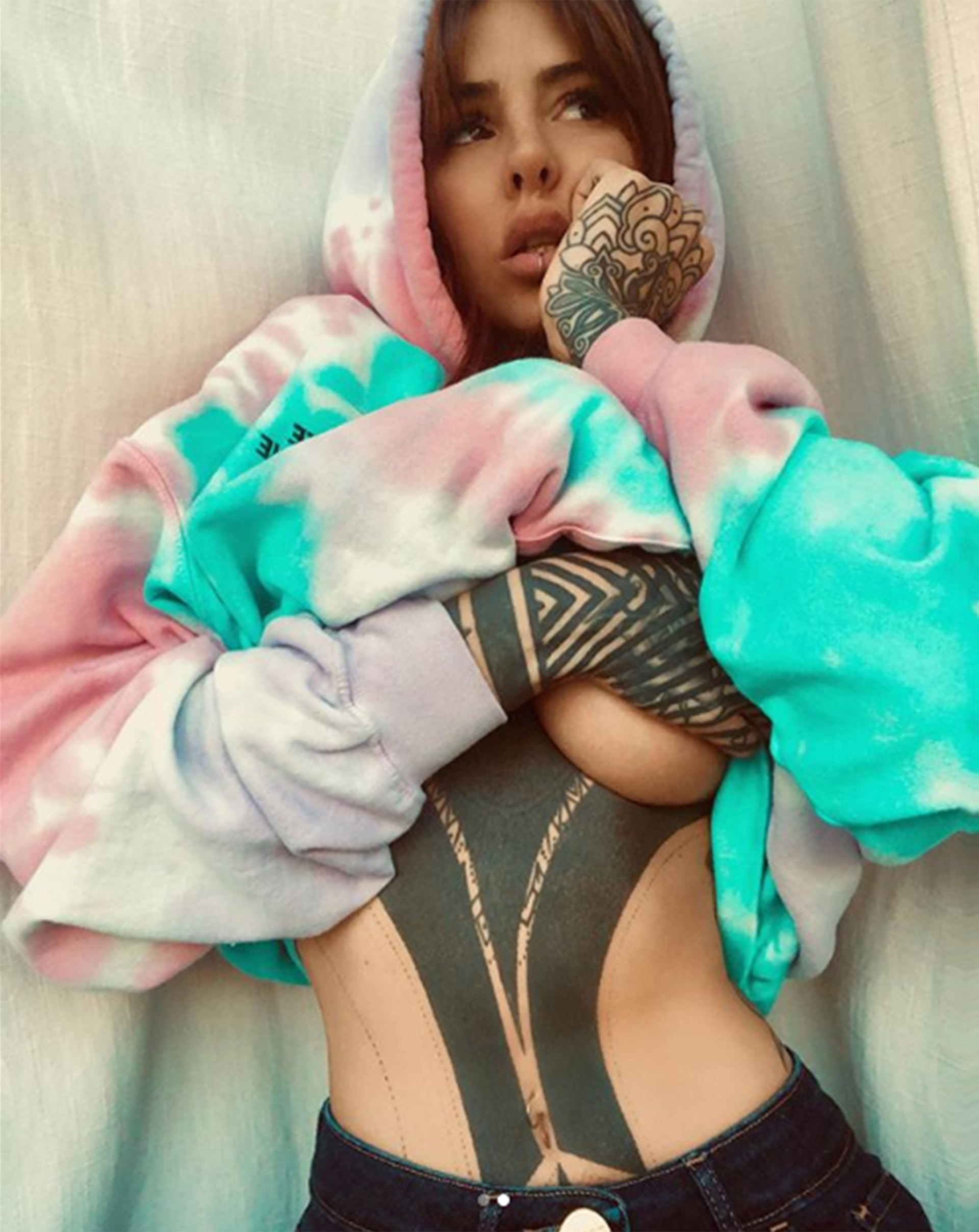 El look de entrecasa de Cande Tinelli. Y un nuevo piercing: en el labio inferior (Foto: Instagram)