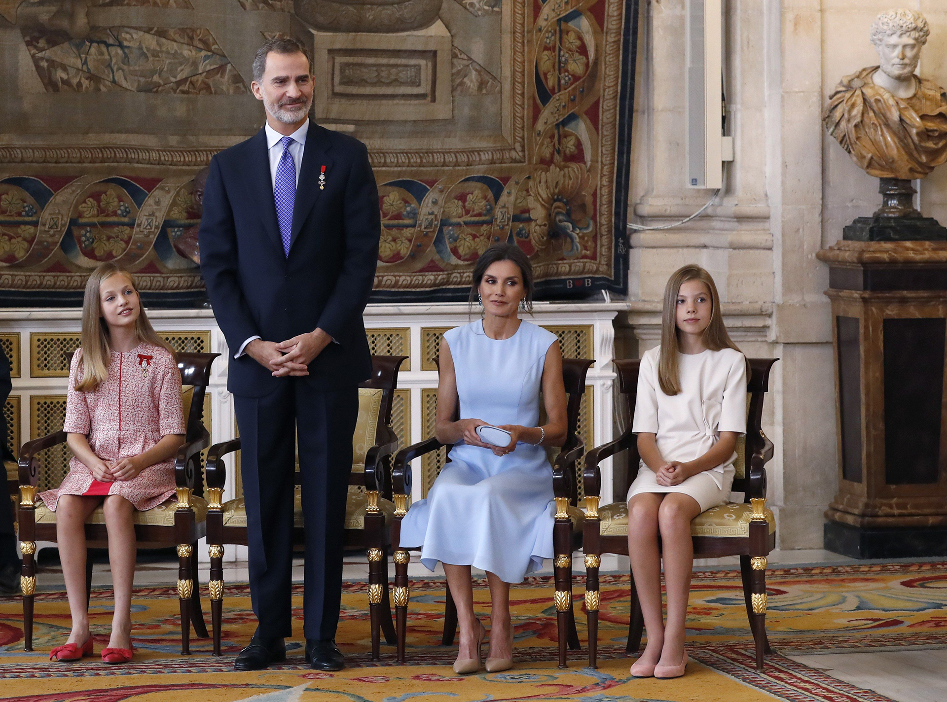Acompañados por el presidente del Gobierno, Pedro Sánchez, y el ministro de Asuntos Exteriores, Josep Borrell, los reyes y sus hijas presidieron ese acto -al que no acudieron los reyes Juan Carlos y Sofía- en el Salón de Columnas del palacio