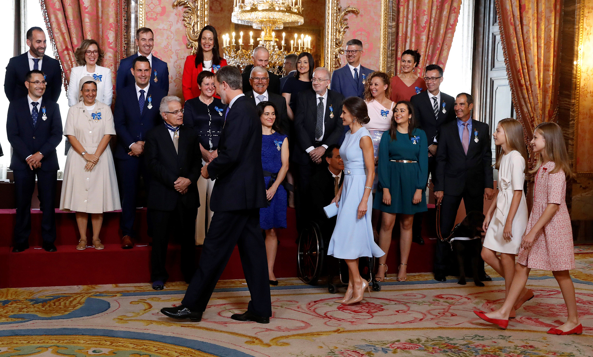 Antes de que el rey pronuncie un discurso, se impusieron las condecoraciones a los 41 elegidos procedentes de las diecisiete comunidades, así como de las ciudades autónomas de Ceuta y Melilla
