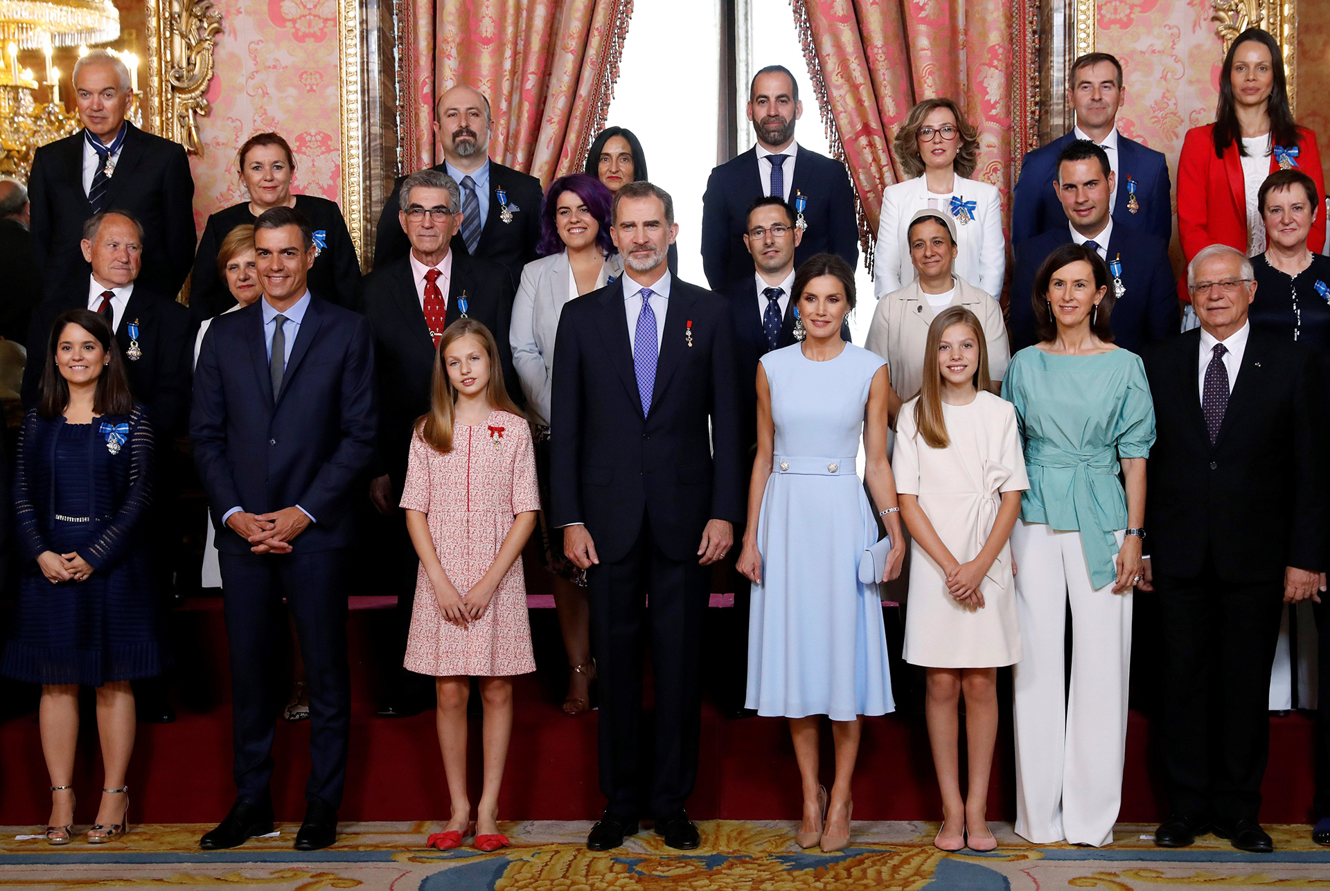 Felipe VI, junto a la reina Letizia, la princesa Leonor y la infanta Sofía y el presidente del Gobierno en funciones, Pedro Sánchez, durante la foto de familia del acto de imposición de condecoraciones a ciudadanos de todas las comunidades autónomas coincidiendo con el quinto aniversario de su reinado, en el Palacio Real