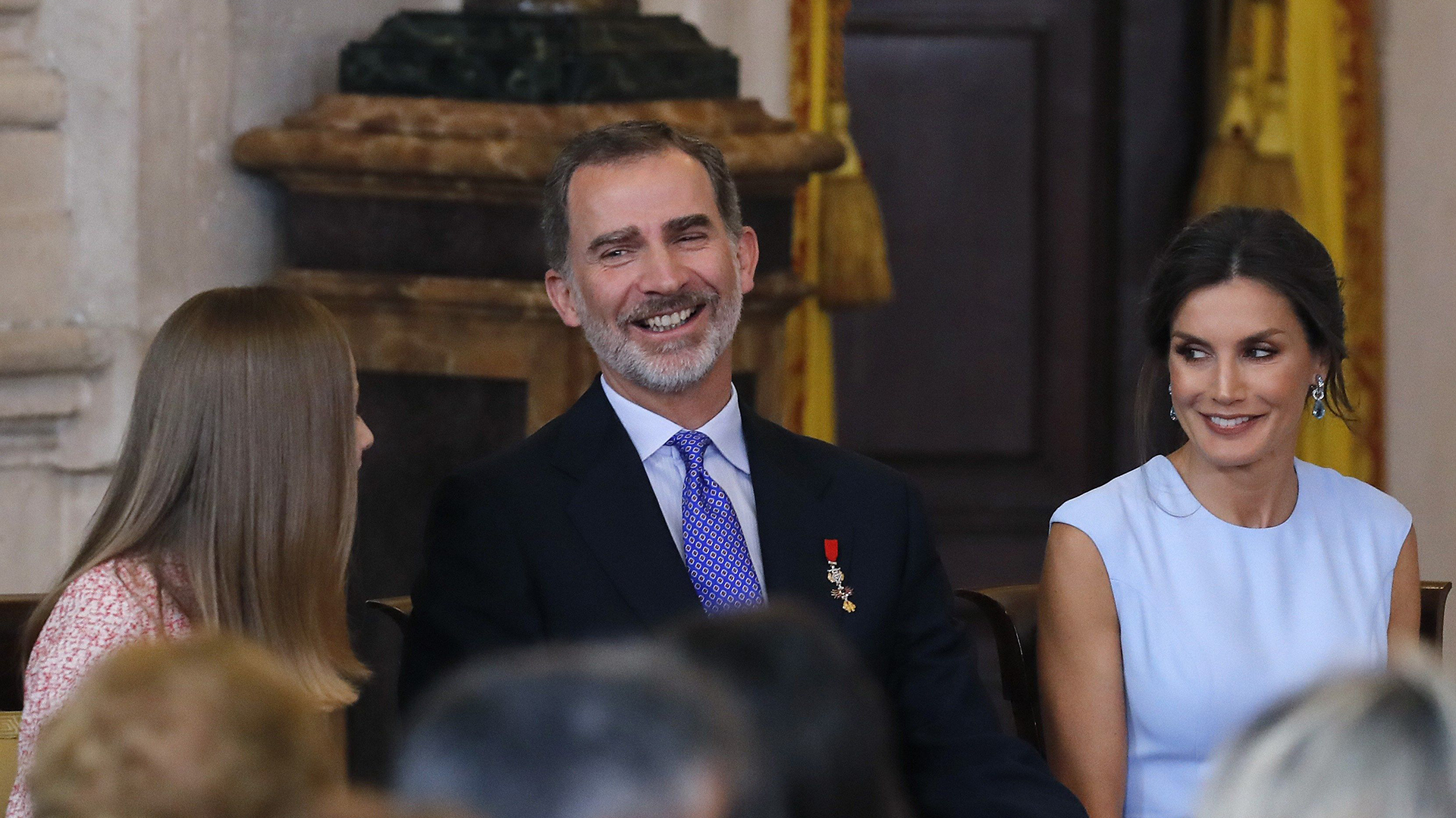 El rey Felipe VI, junto a la reina Letizia y la princesa Leonor, presidió el acto de imposición de condecoraciones a ciudadanos de todas las comunidades autónomas, coincidiendo con la celebración del quinto aniversario de su reinado, en el Palacio Real