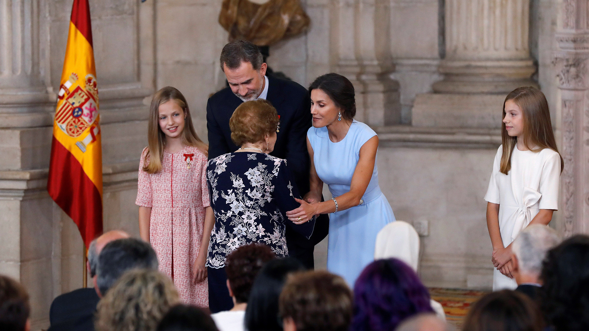 Al término del acto, en el que un cuarteto de cuerda de alumnas de la Escuela Superior de Música Reina Sofía interpretaron el himno nacional, los reyes y sus hijas se fotografiaron junto a los condecorados y varios alumnos de 6º de primaria del colegio “Infanta Leonor” que tienen la edad de la infanta Sofía /// Fotos: EFE