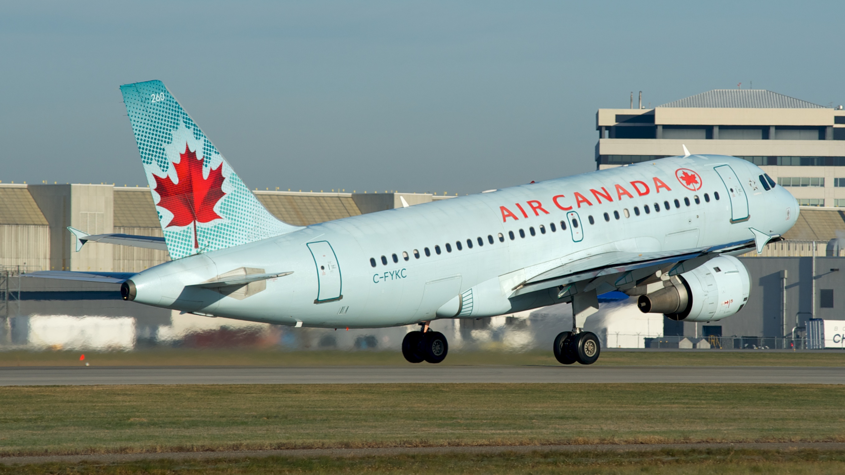 Una mujer se quedó despierta en un vuelo de Air Canada y cuando despertó estaba sola y en la oscuridad (Foto: Wiki Commons)