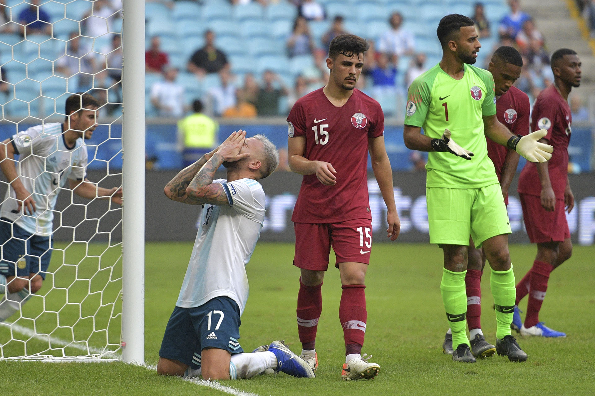 Otamendi se impuso en el área rival en las pelotas paradas pero no pudo definir con precisión