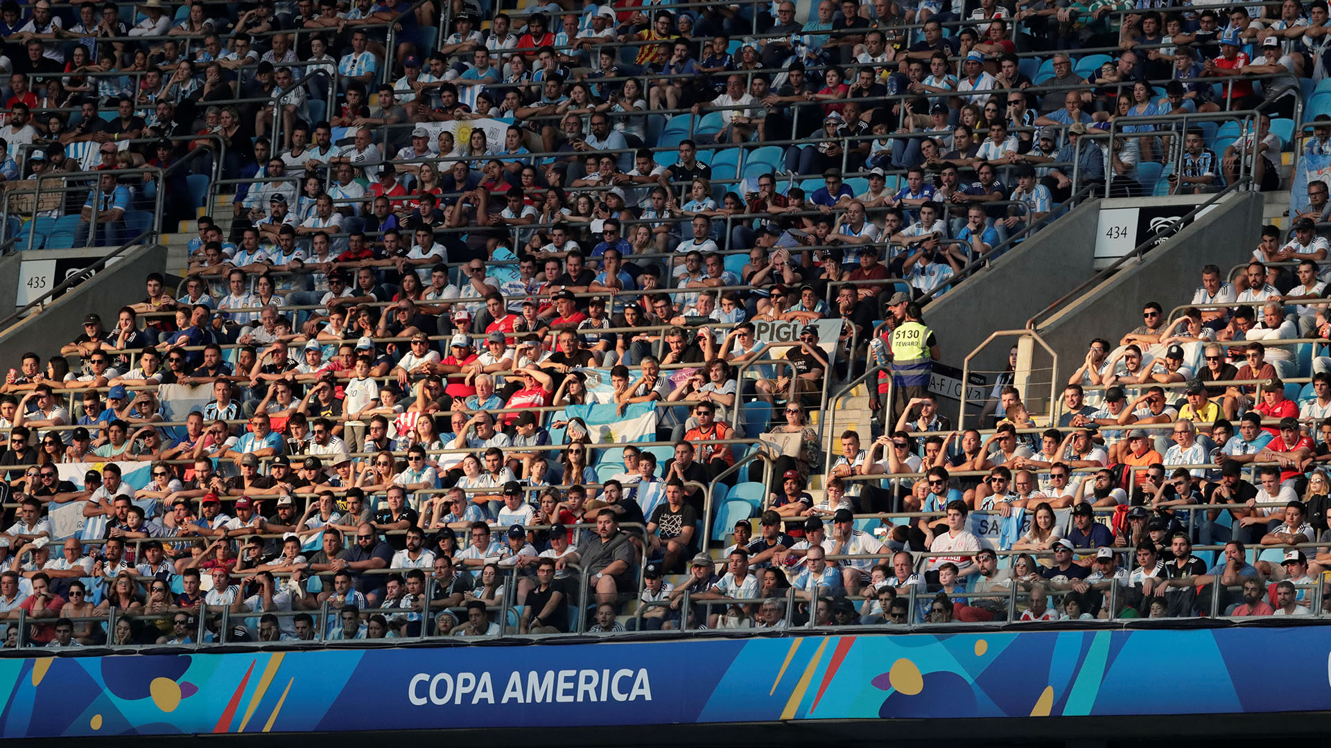 El público argentino aportó su cuota de ánimo desde la tribuna y los cantos se hicieron sentir desde las tribunas del Arena do Gremio