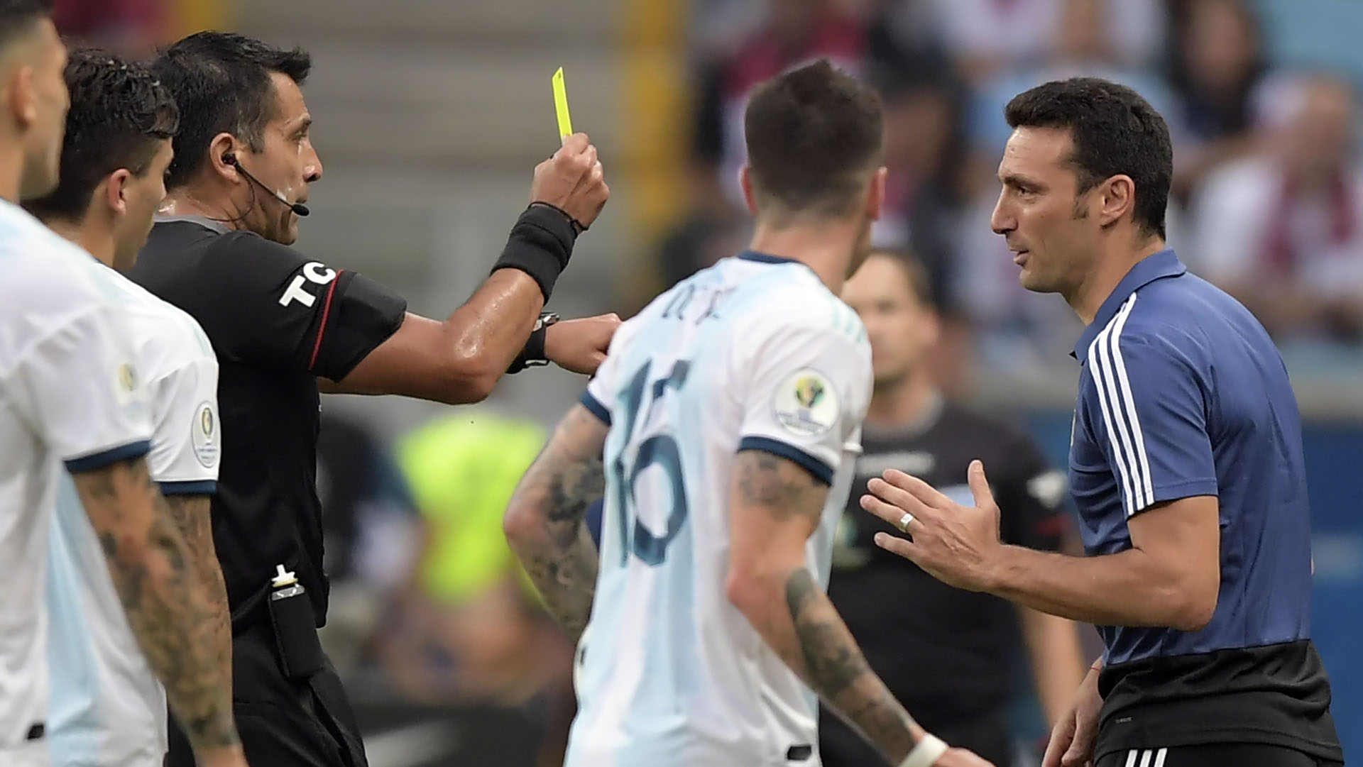 Scaloni fue amonestado por protestar y se convirtió en el primer DT en ver una tarjeta amarilla en la historia de la Copa América
