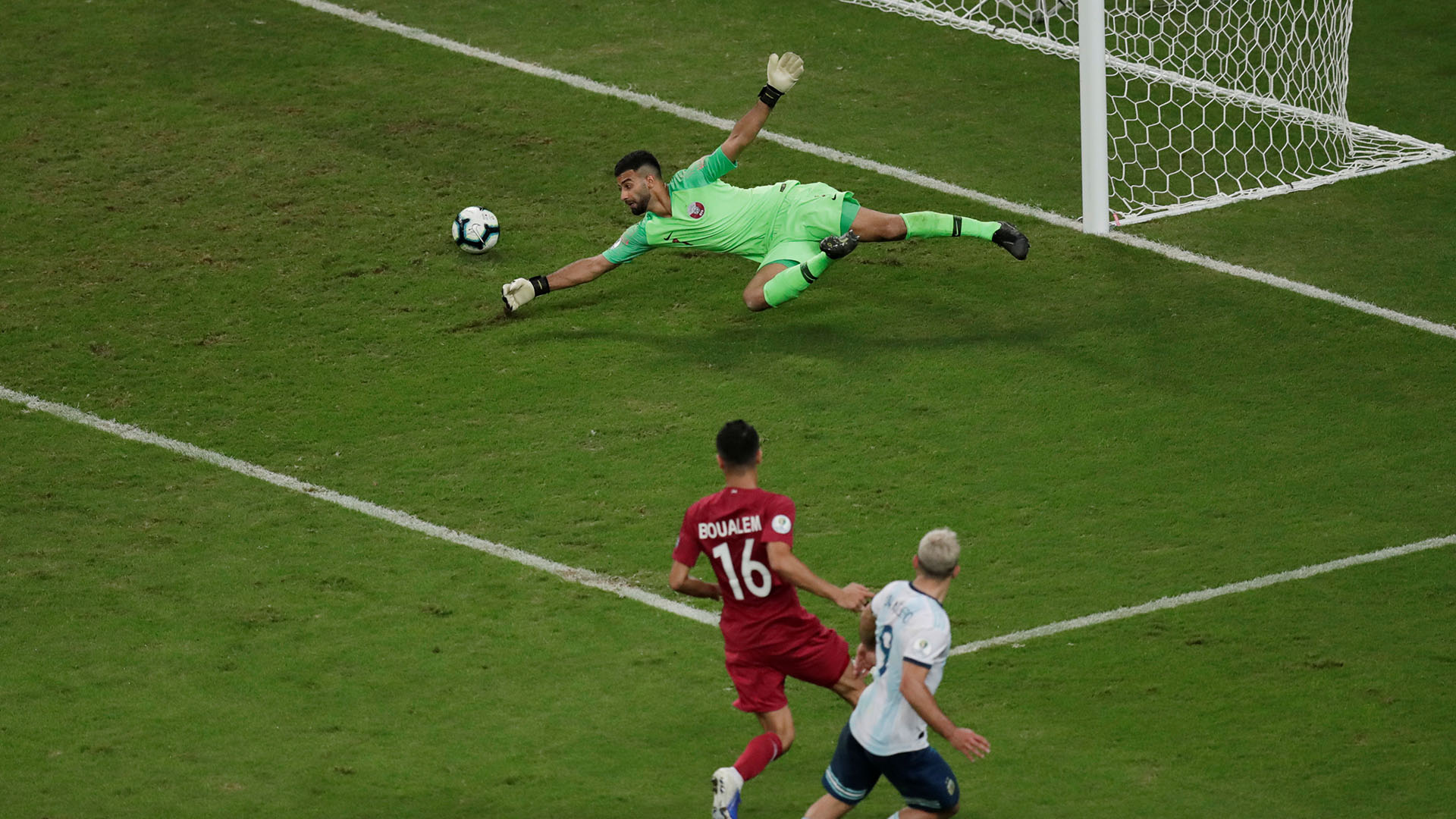 A falta de 8 minutos para el final, el Kun ingresó al área y anotó el segundo gol del partido