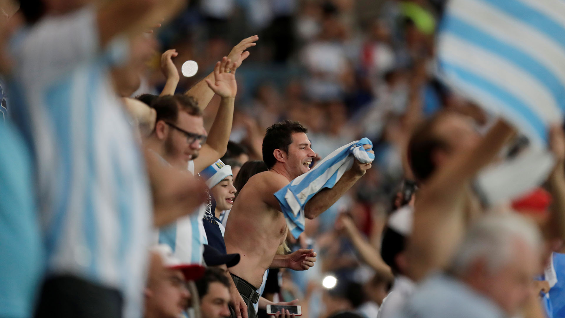 El público argentino reconoció e triunfo del equipo y los despidió con aplausos y cantos de apoyo