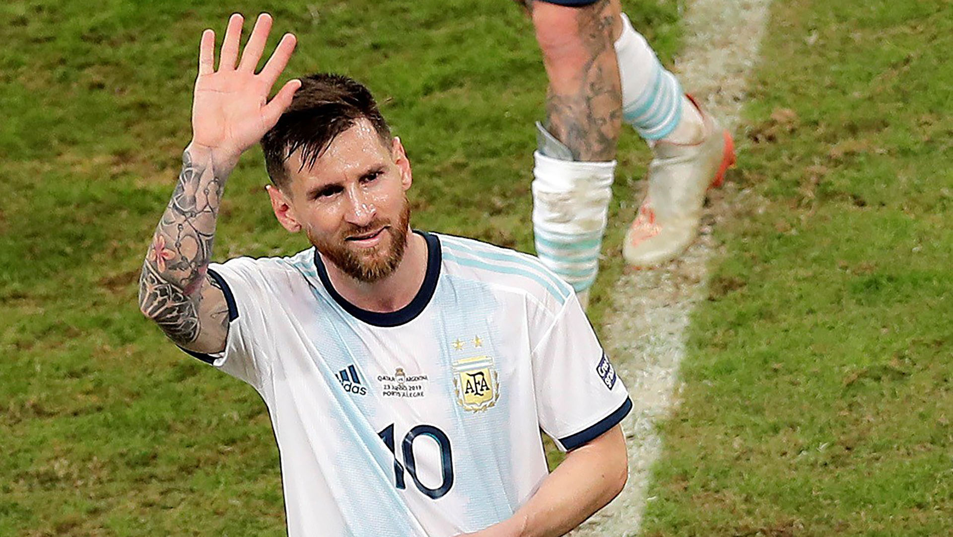 Lionel Messi saluda a los hinchas tras el triunfo de Argentina ante Qatar por la tercera fecha del Grupo B de la Copa América de Brasil (EFE/ Juan Ignacio Roncoroni)