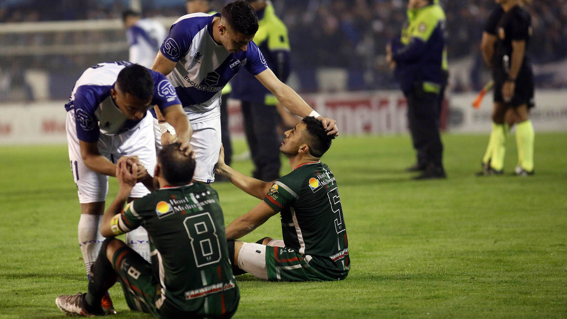 Los jugadores de San Jorge de Tucumán realizan una sentada como protesta por el arbitraje ante Alvarado de Mar del Plata