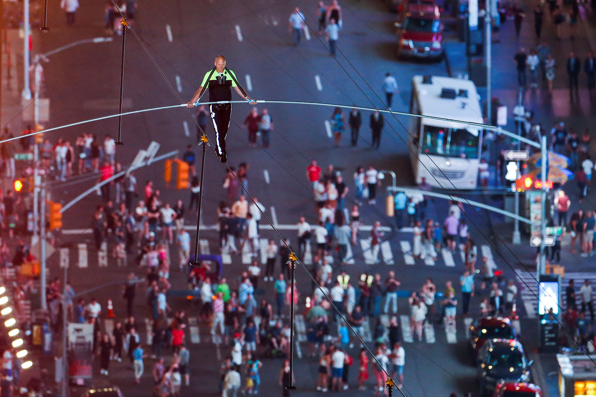 Miles de personas fueron testigos de la increíble proeza de Nik Wallenda y su hermana Lijana sobre Times Square.