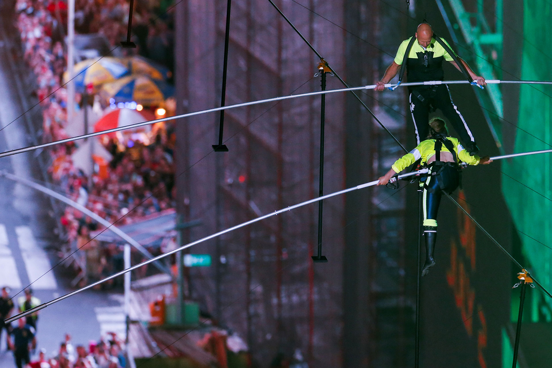 Los hermanos equilibristas se encontraron a mitad de camino, en donde Lijana Wallenda se sentó para dejar que su hermano le pasara por encima.