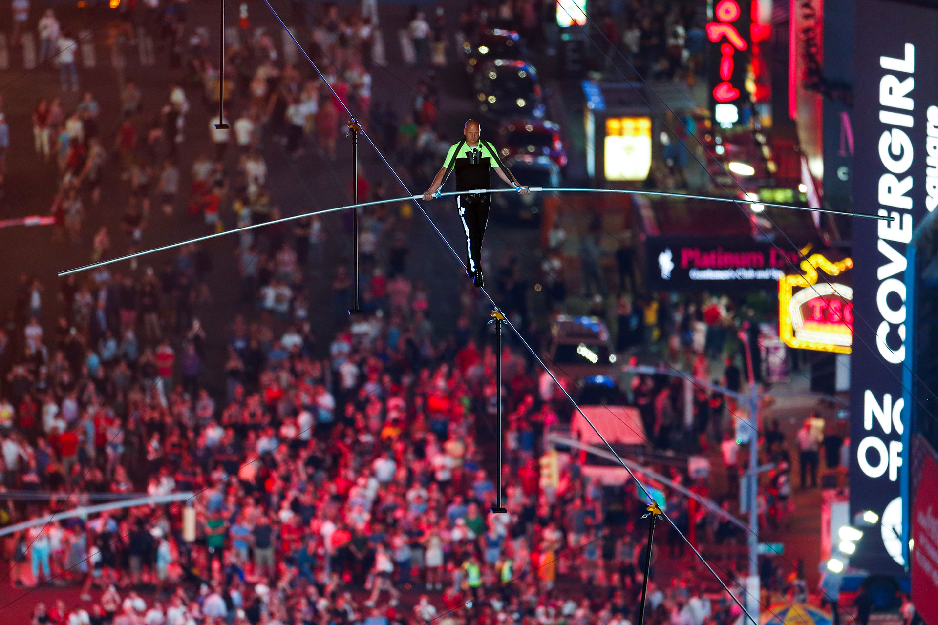El acróbata Nik Wallenda camina con su hermana Lijana por Times Square en Nueva York, EE.UU., el 23 de junio de 2019.