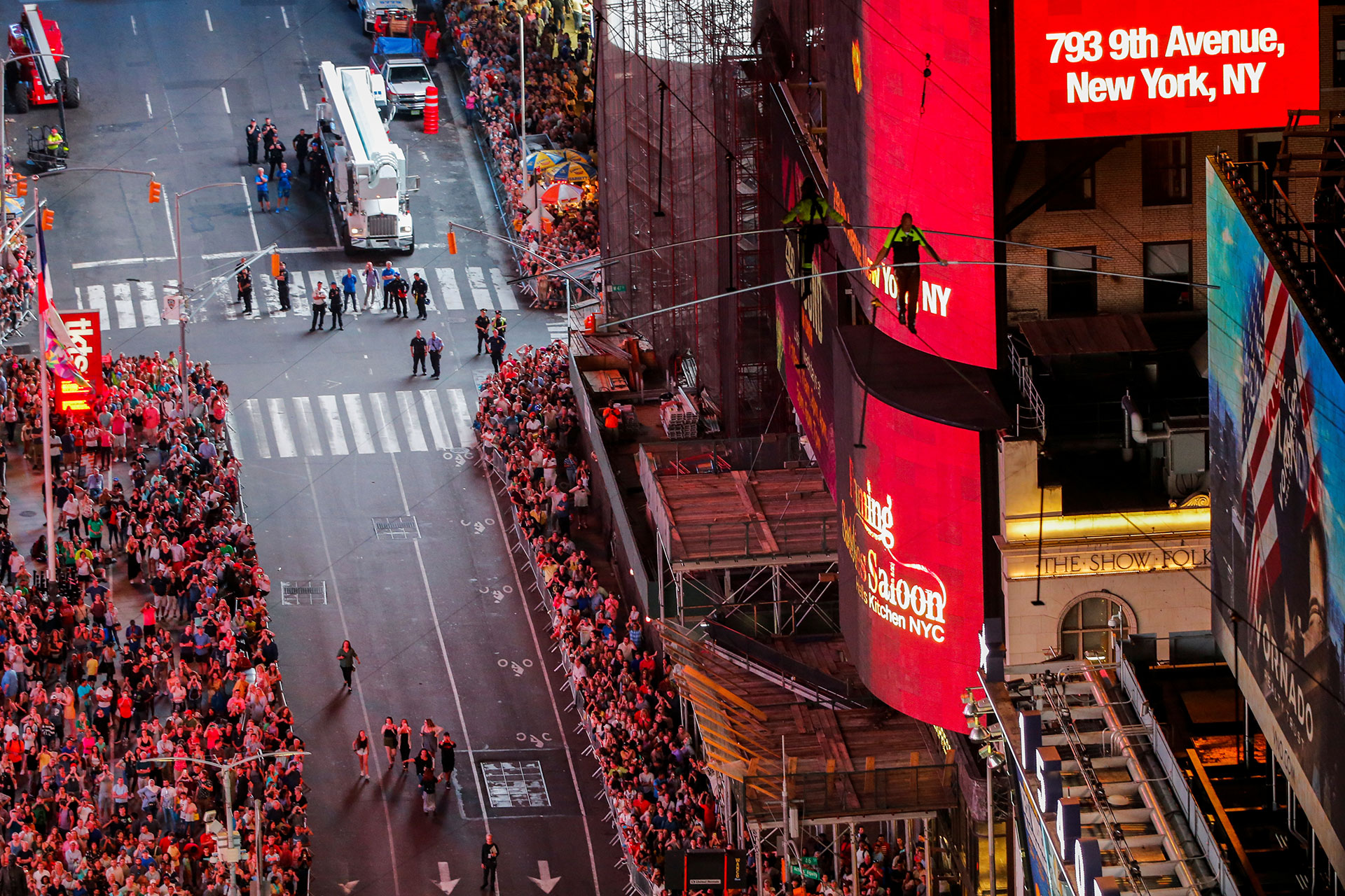Los hermano Wallenda, Nik y Lijana, cruzaron en direcciones opuestas la cuerda floja de 396 metros suspendida sobre Times Square.