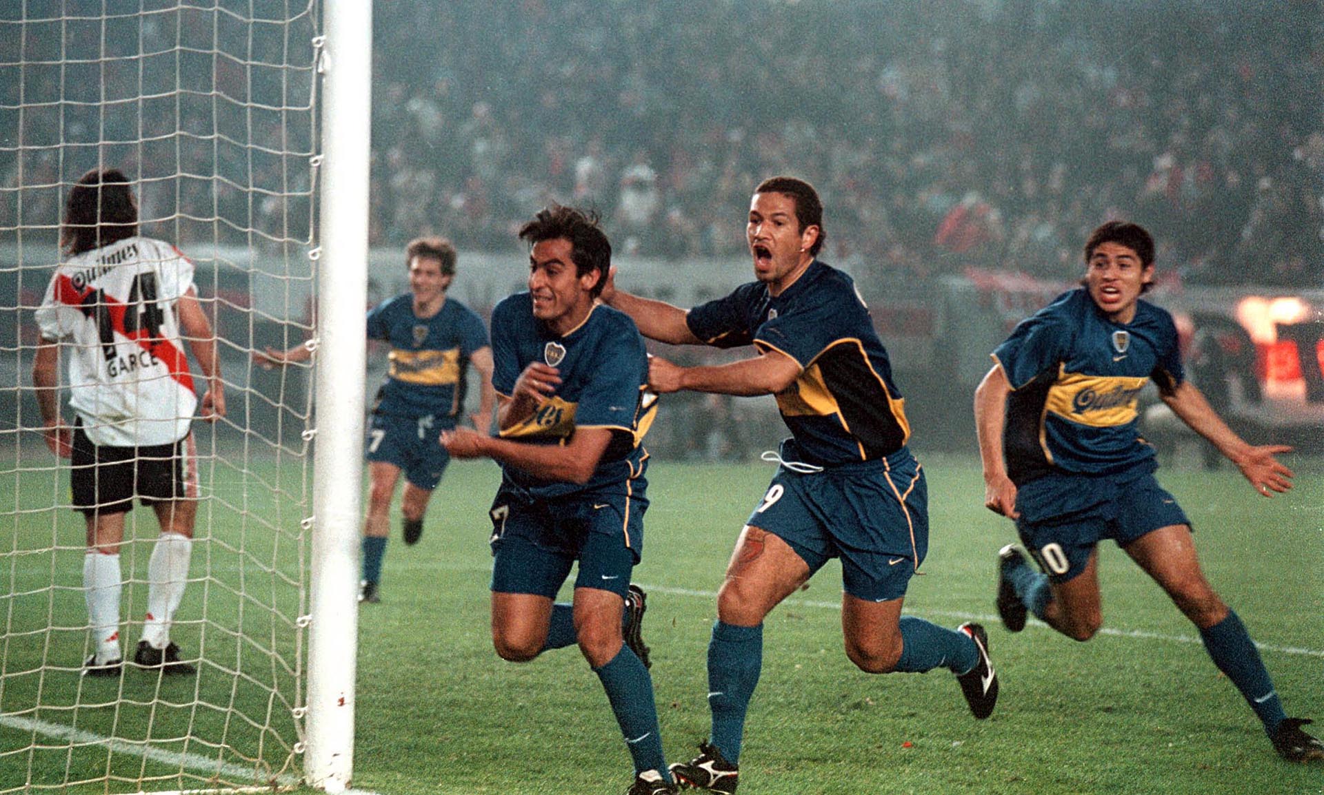 Un festejo en el Monumental junto a Antonio Barijho, Walter Gaitan yGuillermo Barros Schelotto (NA)