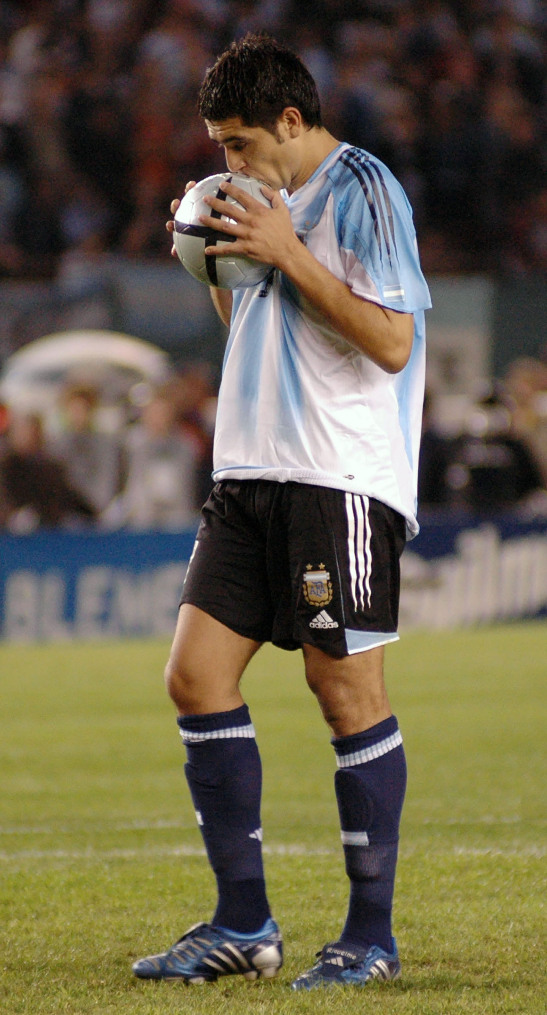 Riquelme besa la pelota antes de patear un penal con la seleccion argentina (NA)