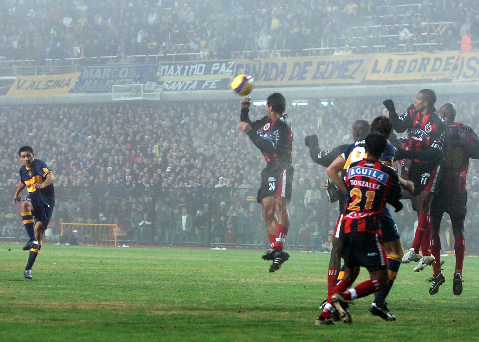 Un gol de tiro libre durante el encuentro en el que Boca vencio por 3 a 0 al Cucuta Deportivo de Colombia en La Bombonera por la Copa Libertadores de America (NA)