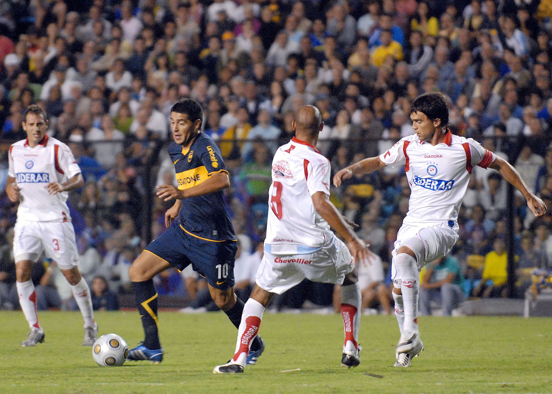 Con la camiseta de Boca le tocó enfrentar se a Argentinos Juniors (NA)