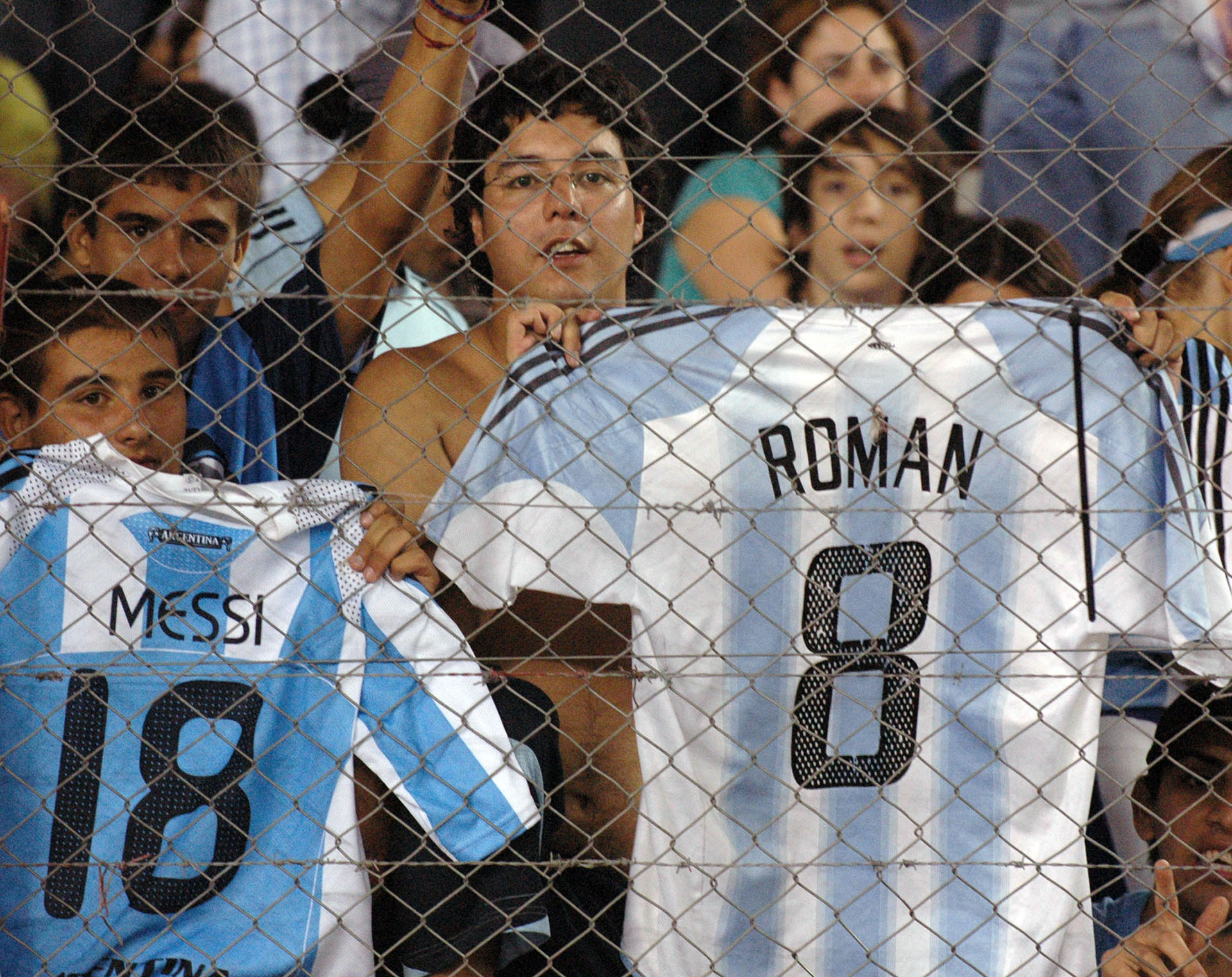 Tras brillar en las seleccions juveniles, debutó con la mayor el 16 de noviembre de 1997 (NA)