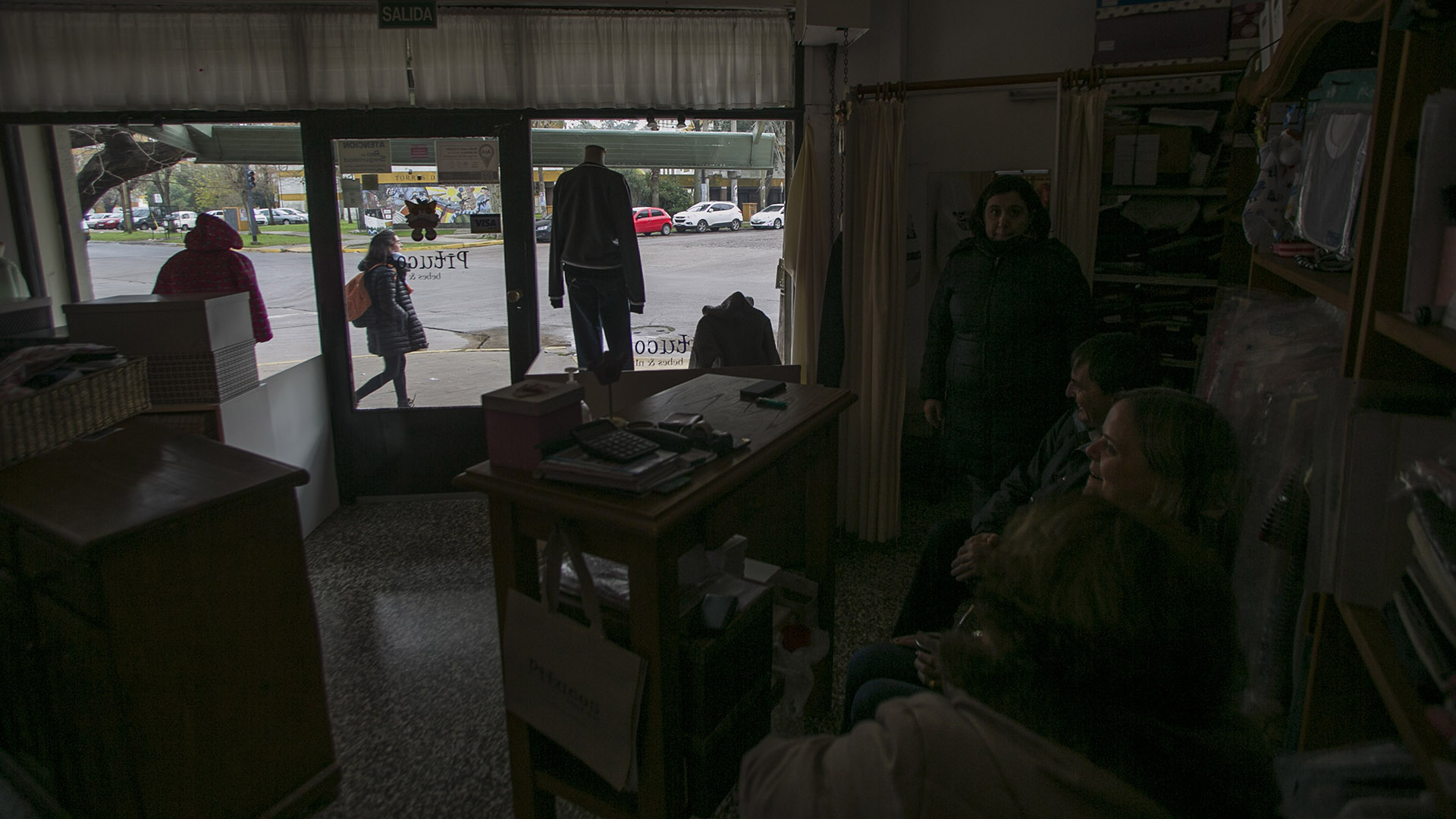 Un desperfecto en un cable de alta tensión produjo un inmenso apagón durante la noche del sábado