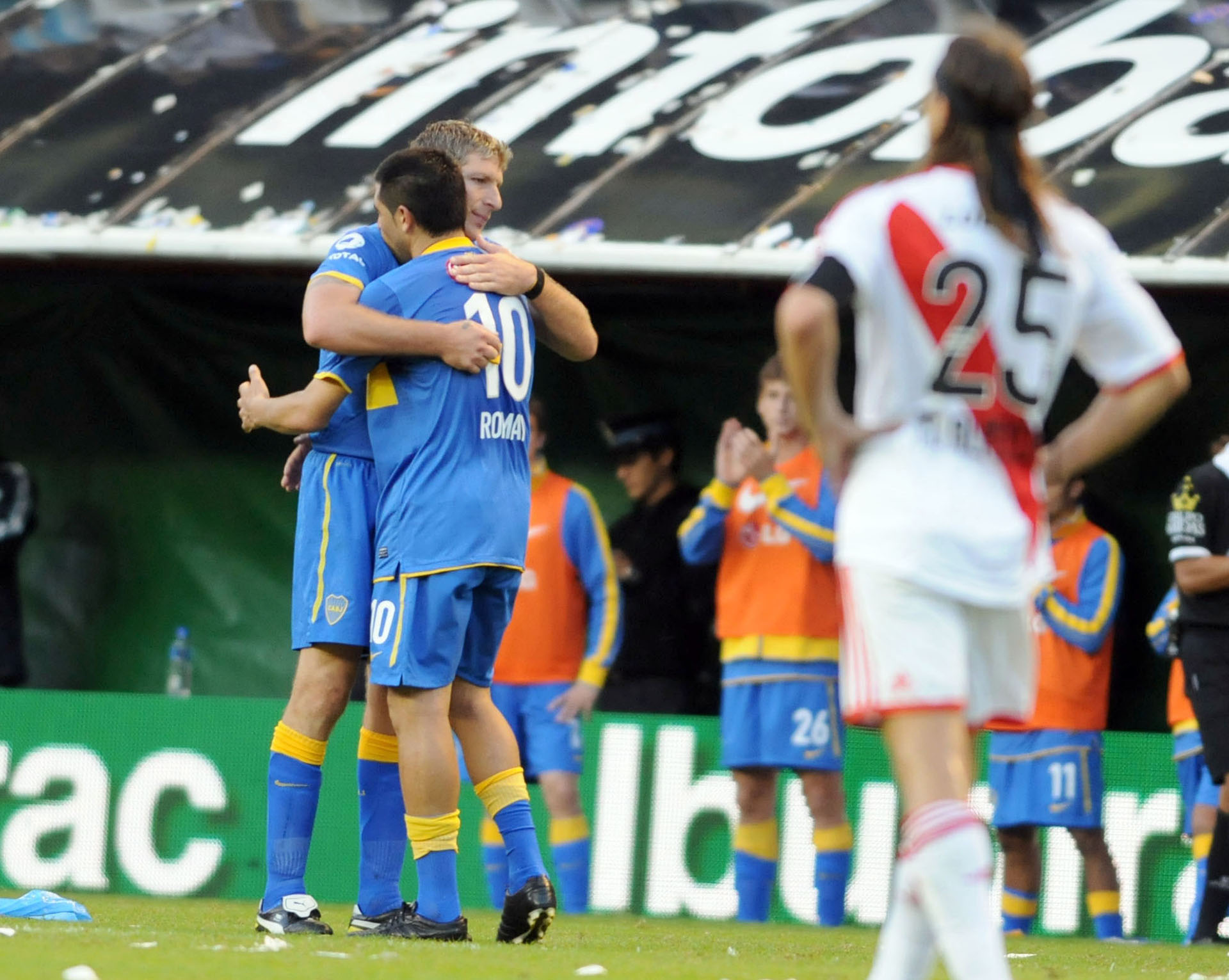 Un saludo con Martín Palermo durante un Superclásico ante River (NA)