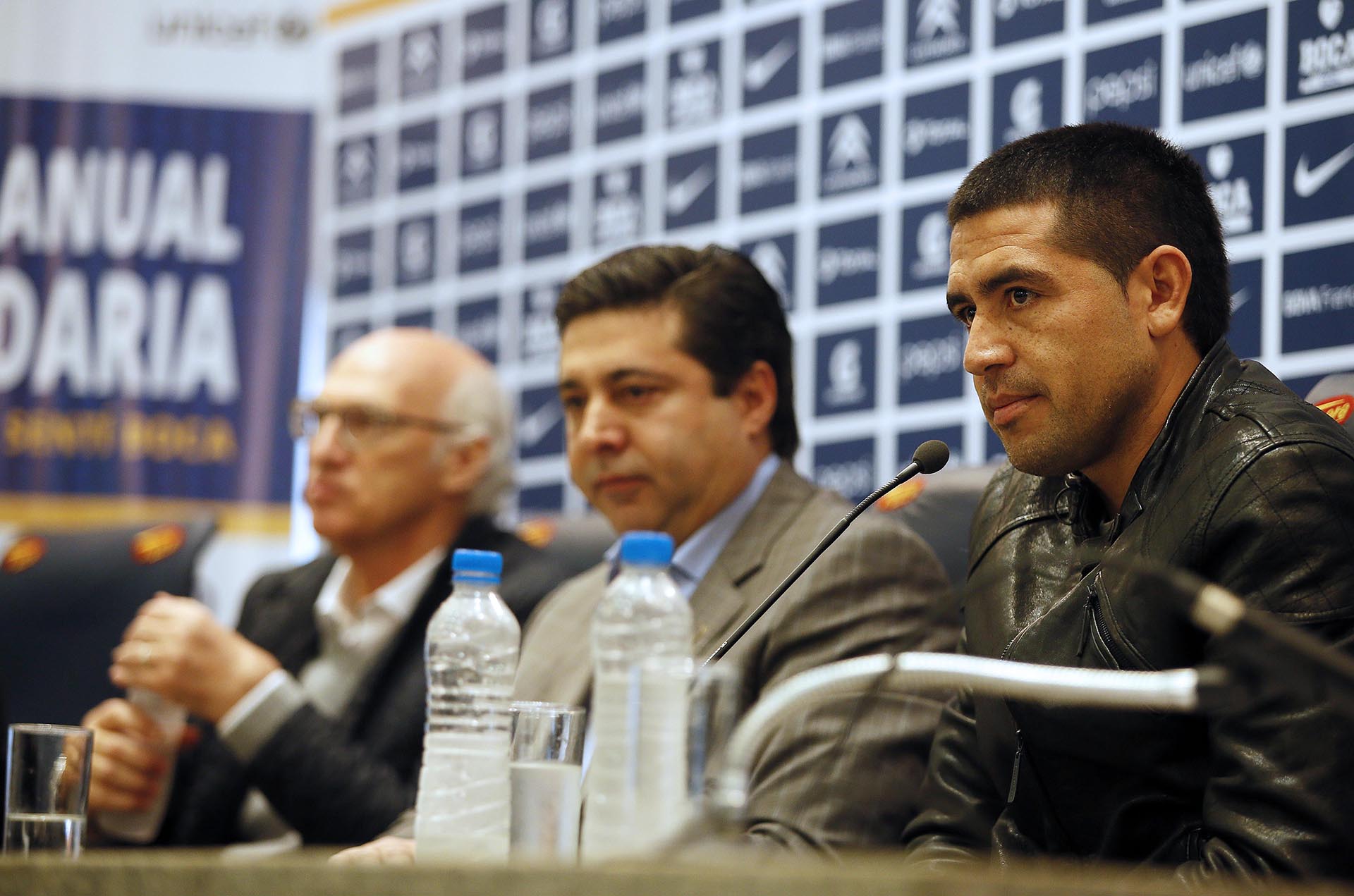 En conferencia de prensa, junto a Daniel Angelici y Carlos Bianchi (NA)